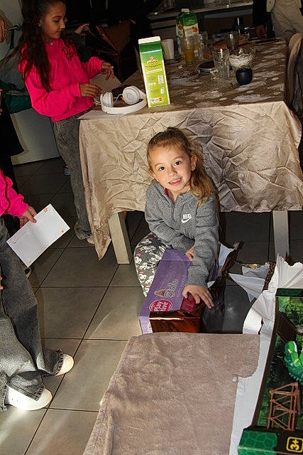 Nefissa participe au concours pour gagner de l'argent avec cette photo : baby, box, chair, child, event, flooring, fun, green, holiday, jacket, joy, lap, leisure, person, room, sharing, sitting, table, tableware, toddler