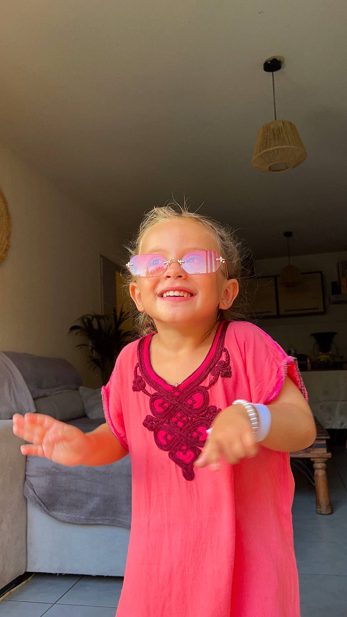 Nefissa participe au concours pour gagner de l'argent avec cette photo : arm, baby_toddler_clothing, event, eyewear, finger, fun, gesture, glasses, hand, happy, jewellery, joy, magenta, person, pink, room, sleeve, smile, sunglasses, thumb