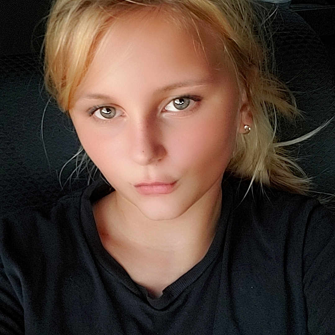 Serenity is registered to the contest to win money with this photo: accessories, blonde, bodypart, child, clothing, face, female, finger, girl, hair, hand, happy, head, longsleeve, person, photography, portrait, sleeve, smile, t_shirt
