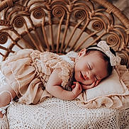 Ava a rejoint le concours — aidez-le/la à gagner de superbes lots ! baby, sleeping, pillow, crochet, wicker_chair, infant, headband, lace, soft_fabric, peaceful, cute, indoors, decor, portrait, smile, resting, child, newborn, cozy, relaxation