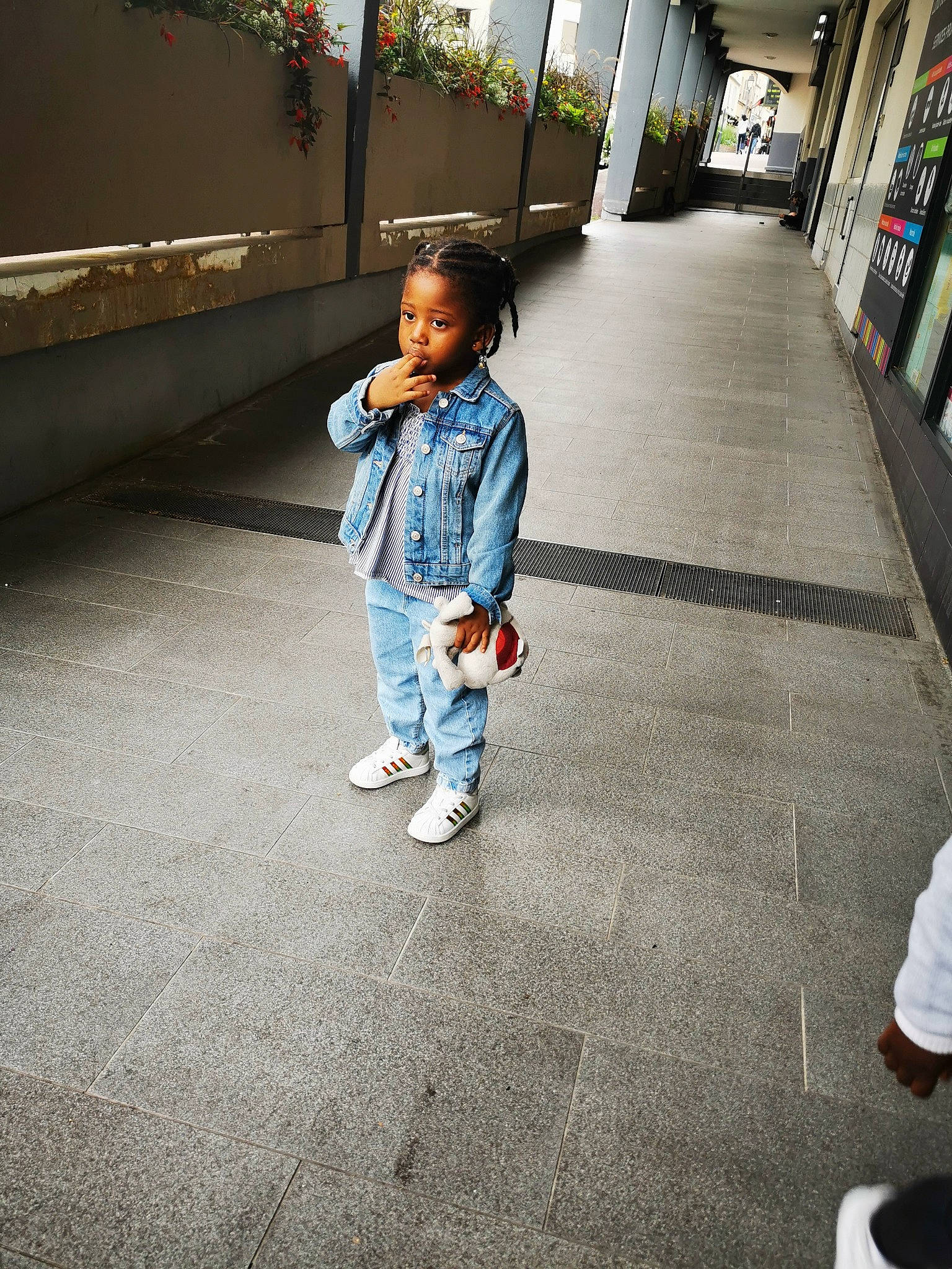 Patricia participe au concours pour gagner de l'argent avec cette photo : asphalt, child, city, denim, electric_blue, floor, flooring, fun, human_leg, leisure, pedestrian, person, road, road_surface, shadow, sidewalk, street, street_fashion, tints_and_shades, toddler