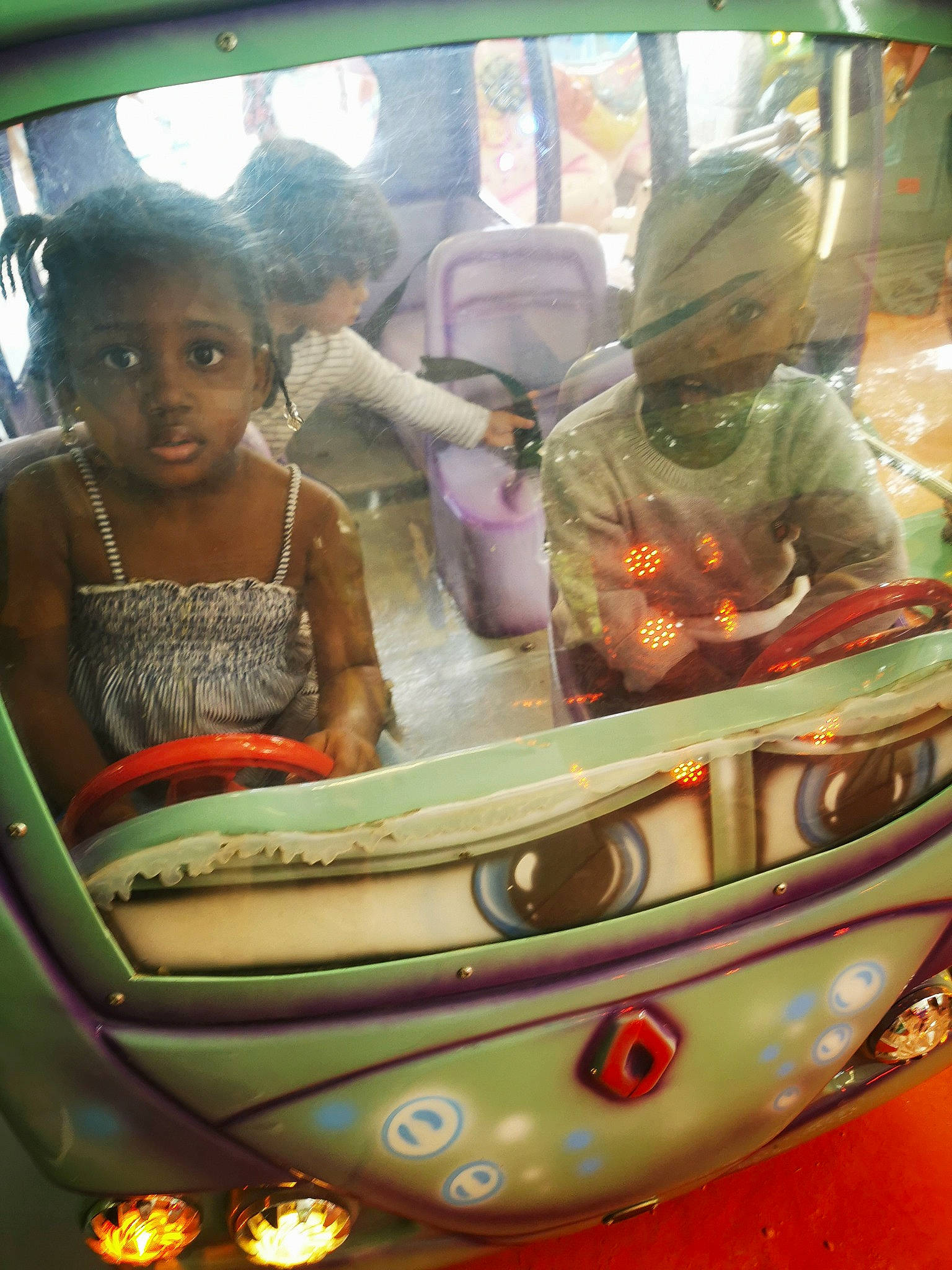 Patricia participe au concours pour gagner de l'argent avec cette photo : auto_part, automotive_design, automotive_exterior, automotive_lighting, event, family_car, fun, happy, human, leisure, luxury_vehicle, mode_of_transport, motor_vehicle, passenger, person, public_transport, recreation, toddler, travel, vehicle