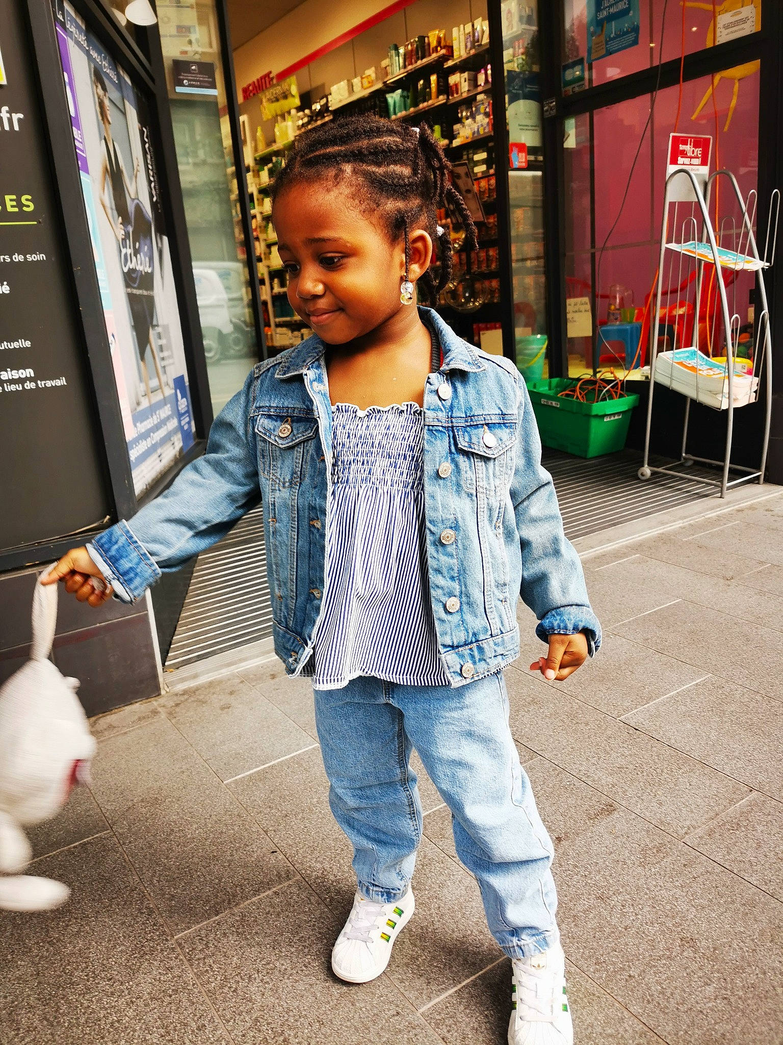Patricia participe au concours pour gagner de l'argent avec cette photo : black, black_hair, city, cool, denim, electric_blue, eyewear, fun, happy, jeans, jewellery, joy, leisure, pedestrian, person, road, sleeve, street_fashion, t_shirt, textile