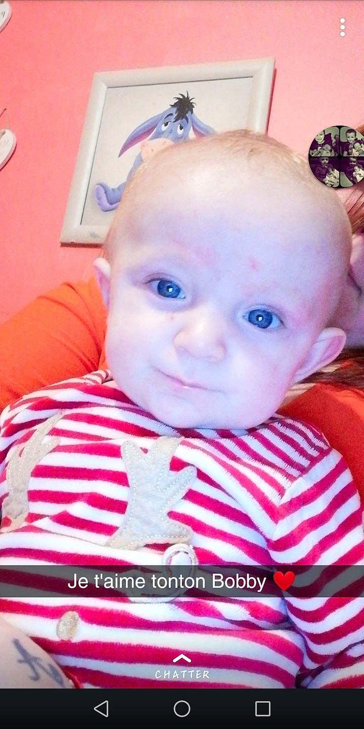 Gaël participe au concours pour gagner de l'argent avec cette photo : baby, baby_laughing, cheek, child, ear, eye, face, forehead, hair_accessory, head, lip, mouth, nose, person, photo_caption, pink, skin, smile, toddler