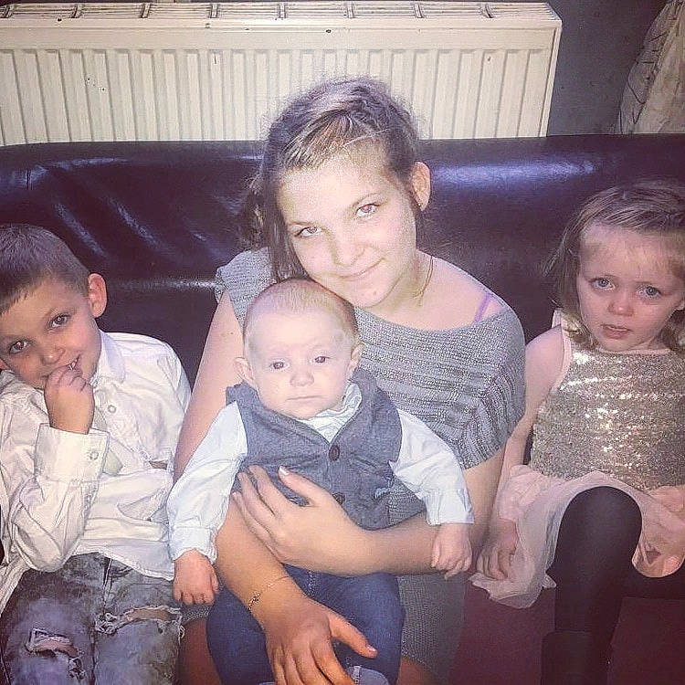 Gaël a rejoint le concours — aidez-le/la à gagner de superbes lots ! abdomen, child, cousin, daughter, eye, face, family, fun, happy, head, iris, joy, lap, leg, mother, people, person, sibling, sitting, smile