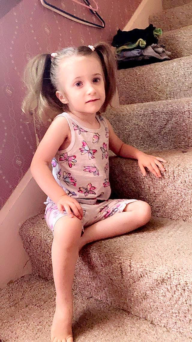 Edith is registered to the contest to win money with this photo: arm, cheek, chin, eye, face, flash_photography, hair, hairstyle, hand, head, human_body, iris, joint, leg, lip, neck, organ, person, shoulder, skin