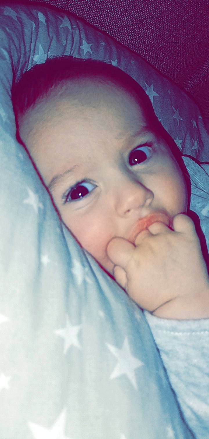 Angiolino a rejoint le concours — aidez-le/la à gagner de superbes lots ! baby, cheek, chin, close_up, ear, eyebrow, eyelash, finger, forehead, gesture, happy, human_body, iris, lip, mouth, nose, person, skin, smile, thumb