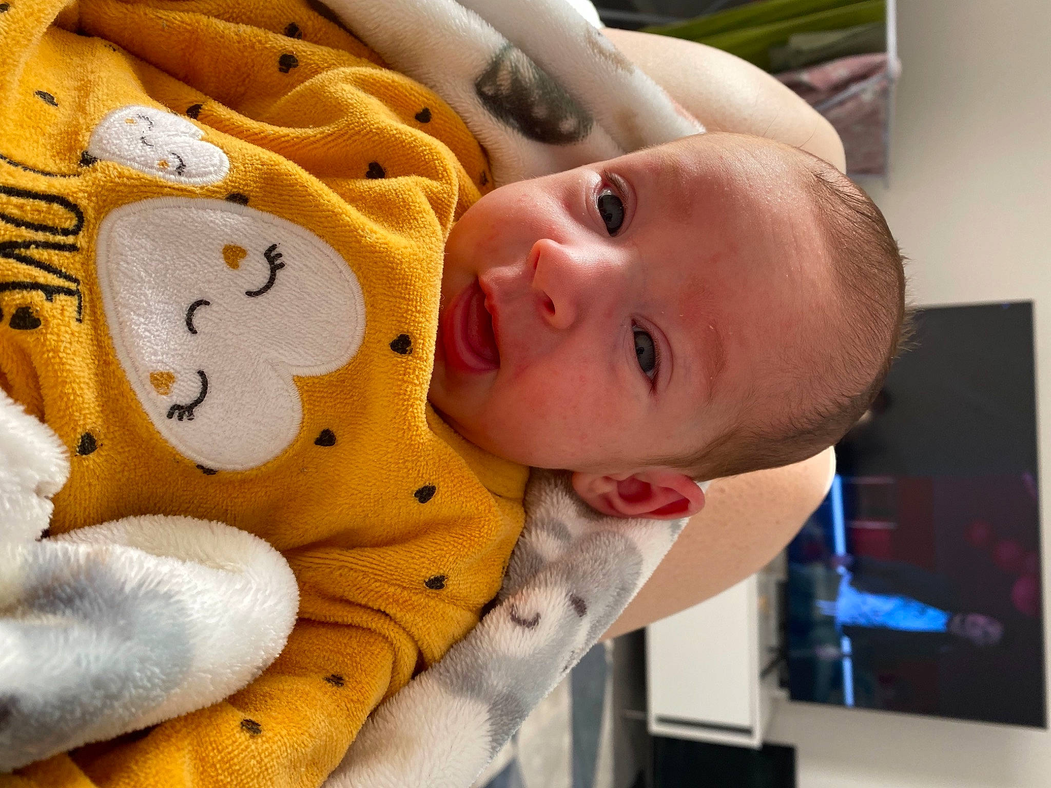 Rose a rejoint le concours — aidez-le/la à gagner de superbes lots ! baby, baby_products, baby_safety, baby_toddler_clothing, cheek, child, comfort, finger, fun, happy, headgear, linens, nose, person, plush, skin, smile, stuffed_toy, toddler, toy