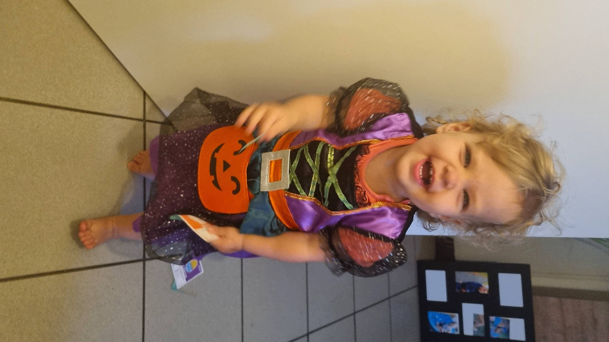 Lana participe au concours pour gagner de l'argent avec cette photo : arm, child, fun, happy, person, room, smile, thigh, toddler, vacation