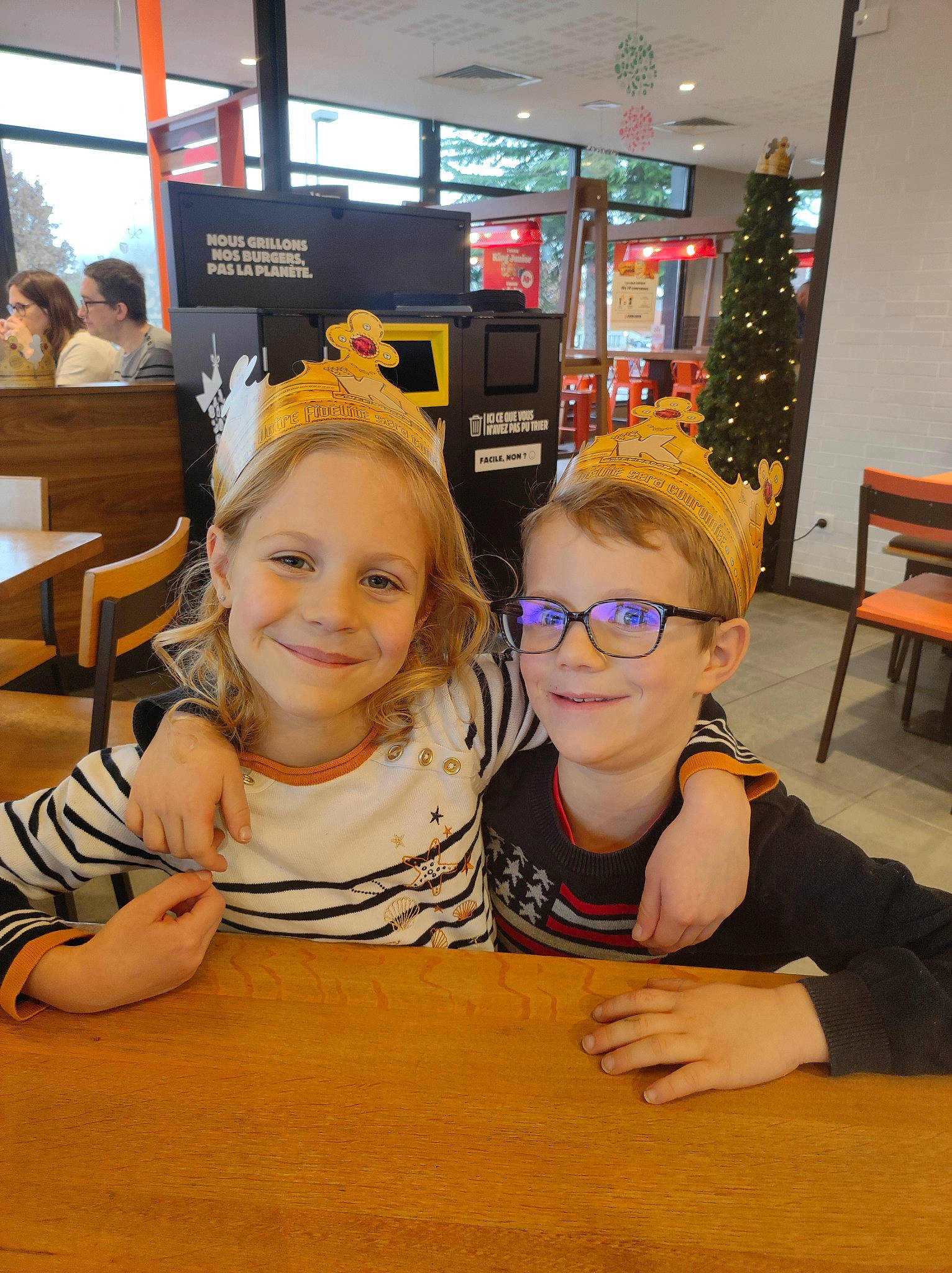 élise participe au concours pour gagner de l'argent avec cette photo : chair, child, desk, event, eyewear, flooring, fun, furniture, glasses, happy, joy, leisure, person, room, smile, t_shirt, table, thumb, toddler, tree