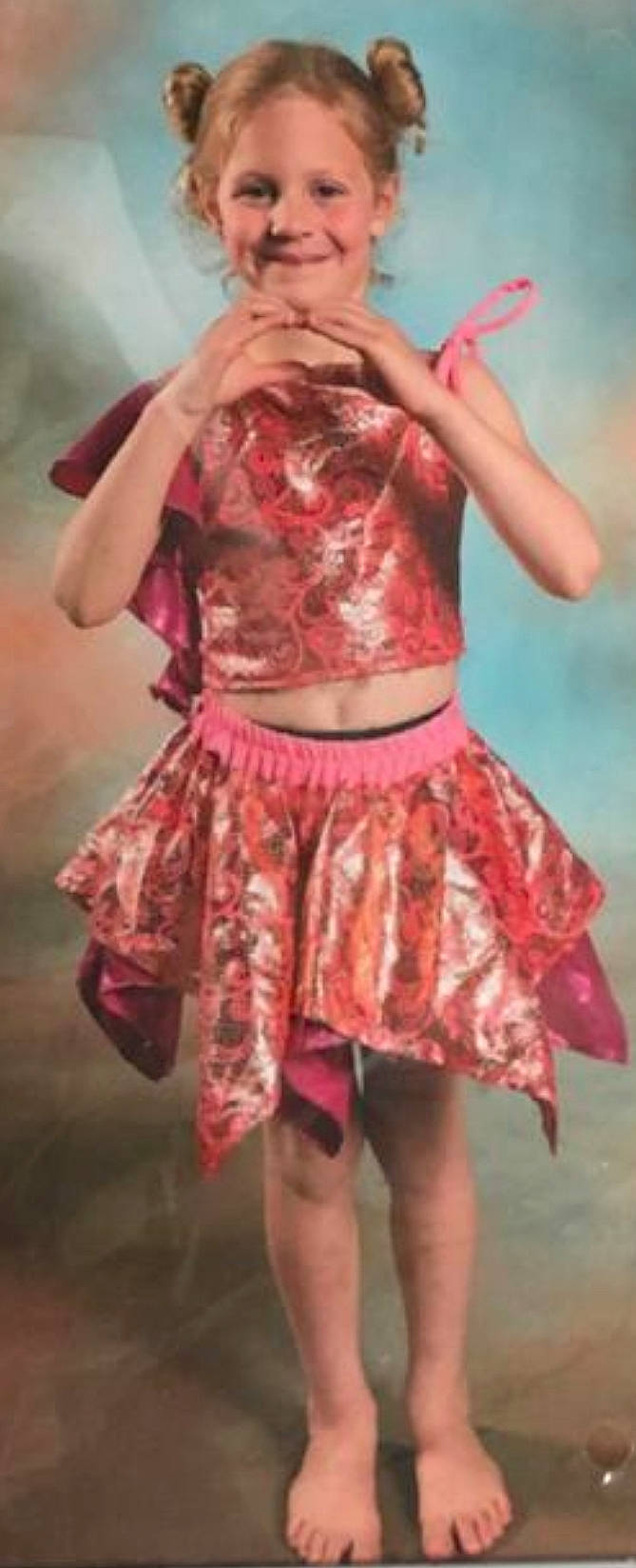 élise a rejoint le concours — aidez-le/la à gagner de superbes lots ! abdomen, dance, day_dress, entertainment, event, fashion_design, gesture, human_body, human_leg, joy, knee, leg, long_hair, magenta, pattern, performing_arts, person, pink, sleeve, thigh