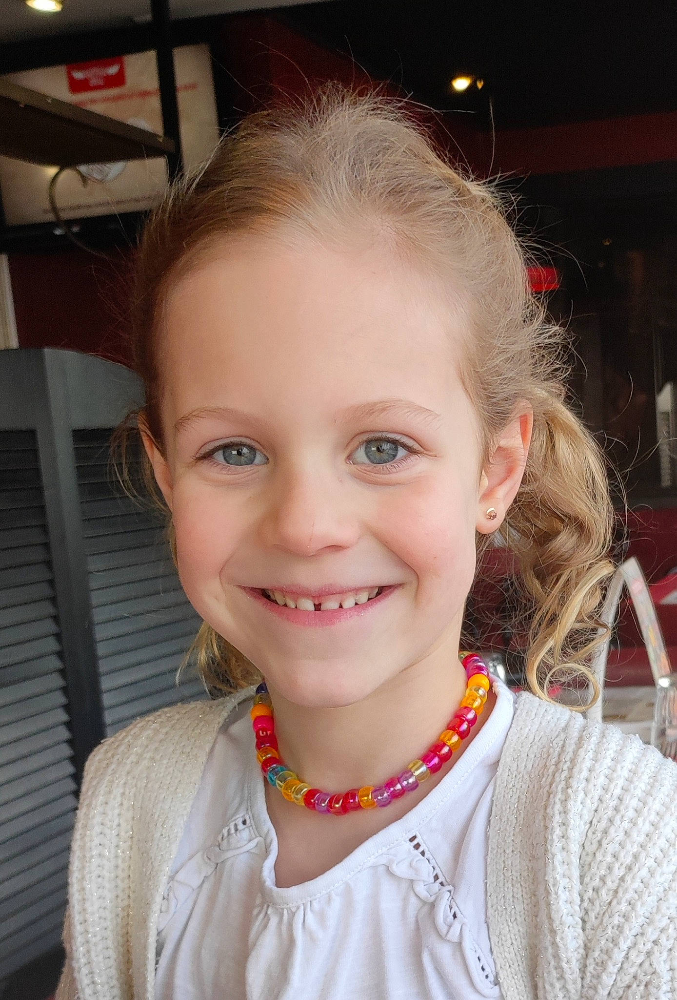 élise a rejoint le concours — aidez-le/la à gagner de superbes lots ! blond, brown_hair, cheek, child, chin, ear, event, eyebrow, eyelash, fashion_accessory, flash_photography, fun, happy, iris, jewellery, joy, lip, neck, nose, person