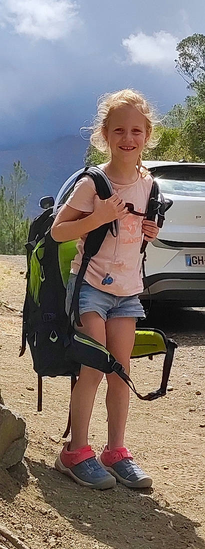 élise participe au concours pour gagner de l'argent avec cette photo : automotive_lighting, bag, bumper, car, eyewear, grass, joy, knee, landscape, leisure, luggage_and_bags, motor_vehicle, person, shorts, smile, thigh, travel, trunk, vehicle_door, vehicle_registration_plate