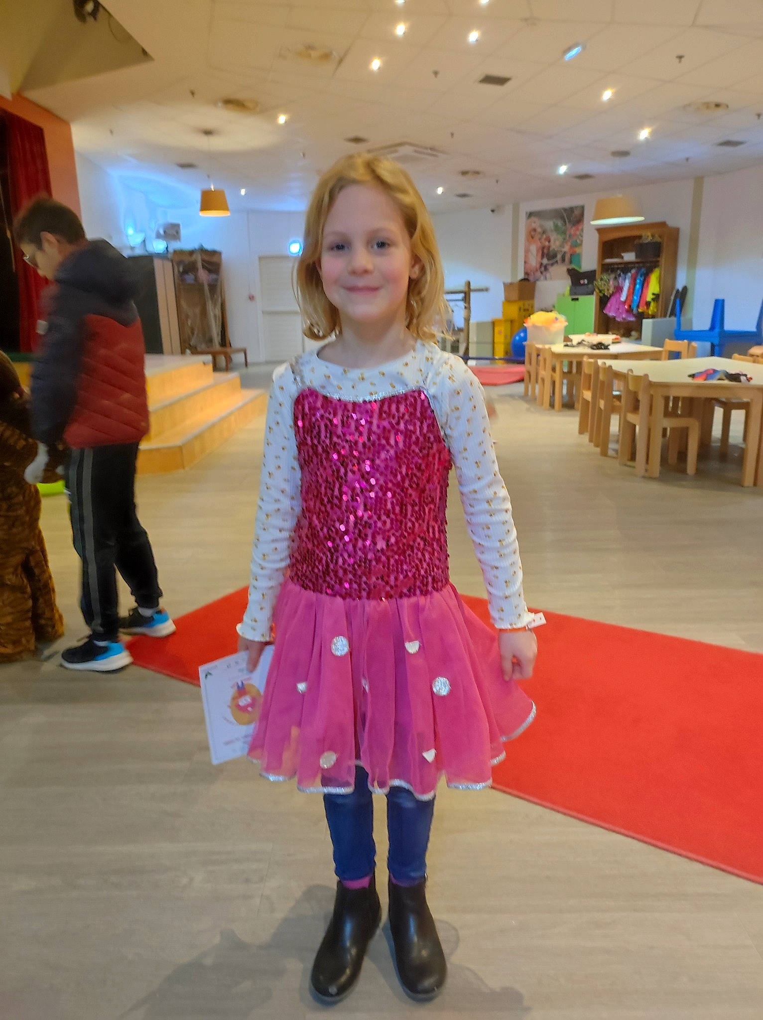 élise participe au concours pour gagner de l'argent avec cette photo : blond, chair, child, clothing, community, event, fashion_design, flooring, fun, human_leg, joint, joy, knee, leisure, magenta, pattern, person, recreation, shoe, sleeve