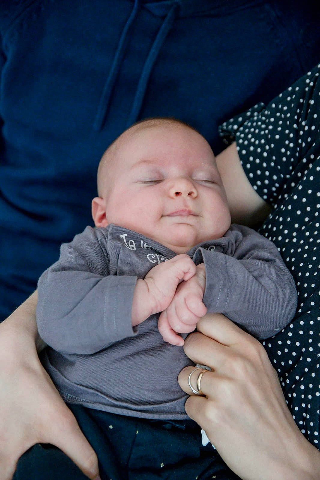 Emily a rejoint le concours — aidez-le/la à gagner de superbes lots ! arm, azure, baby, baby_toddler_clothing, cheek, child, comfort, facial_expression, finger, gesture, grass, hand, happy, iris, nail, person, sitting, skin, sleeve, thumb
