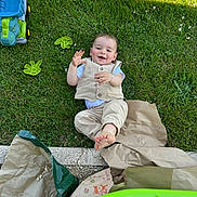 Tylio a rejoint le concours — aidez-le/la à gagner de superbes lots ! toddler, child, grass, outdoor, toy, truck, paper, green, happy, smiling, barefoot, clothing, play, summer, sunlight, nature, hand, foot, garden, daytime