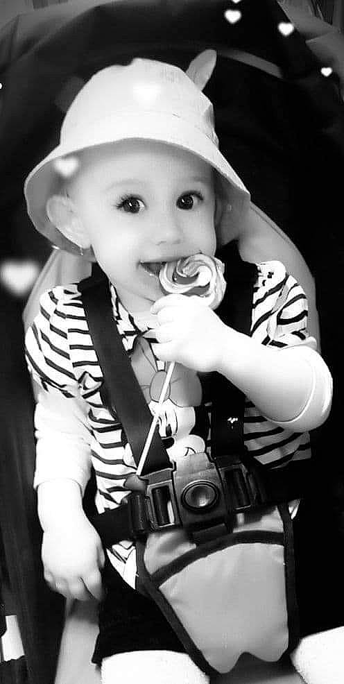 Roxana participe au concours pour gagner de l'argent avec cette photo : black_and_white, child, fashion_accessory, hat, headgear, headwear, monochrome, person, photography, smile, style, sun_hat, toddler