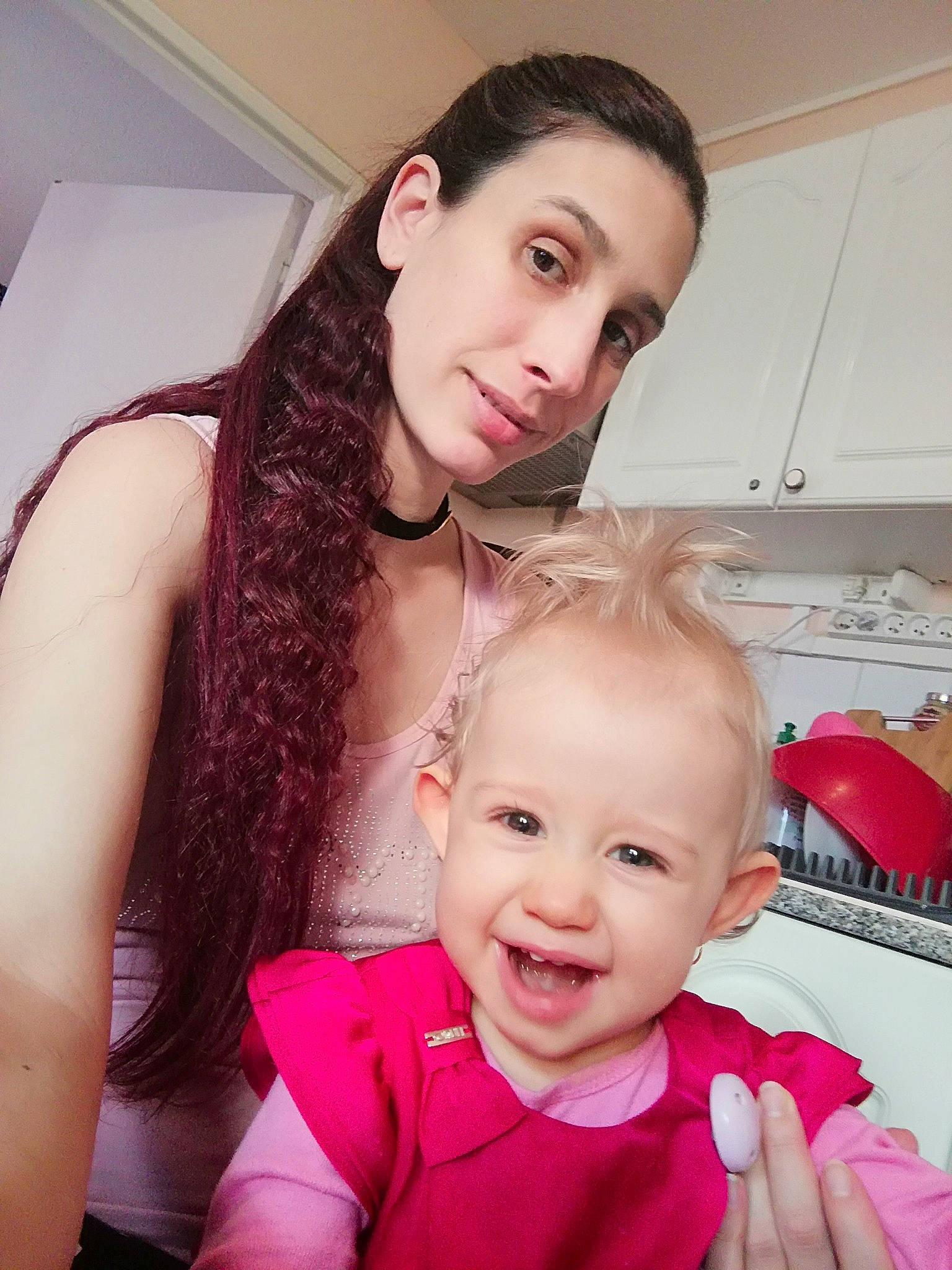 Roxana a rejoint le concours — aidez-le/la à gagner de superbes lots ! baby, beauty, cheek, child, eye, eyebrow, face, forehead, hair, hairstyle, happy, lip, long_hair, mouth, neck, nose, person, pink, skin, smile