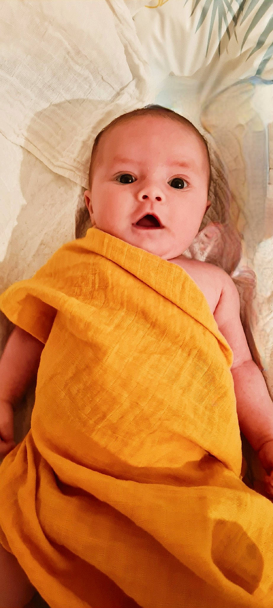 Lyvio participe au concours pour gagner de l'argent avec cette photo : baby, baby_toddler_clothing, cheek, chin, collar, comfort, eye, eyebrow, face, human_body, iris, linens, lip, neck, nose, orange, outerwear, person, skin, sleeve