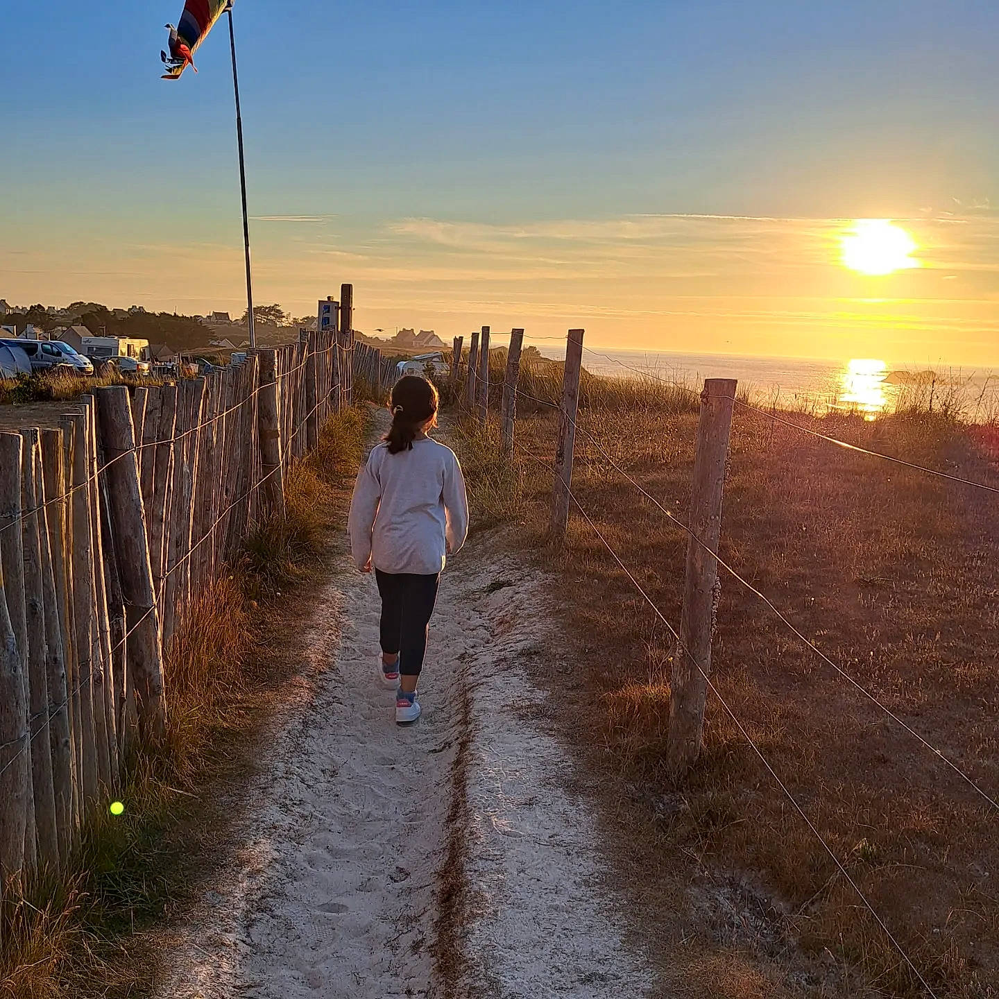 Anouck participe au concours pour gagner de l'argent avec cette photo : afterglow, atmospheric_phenomenon, cloud, dusk, ecoregion, fence, flag, happy, horizon, landscape, light, nature, people_in_nature, person, rural_area, sky, standing, sunlight, sunrise, sunset