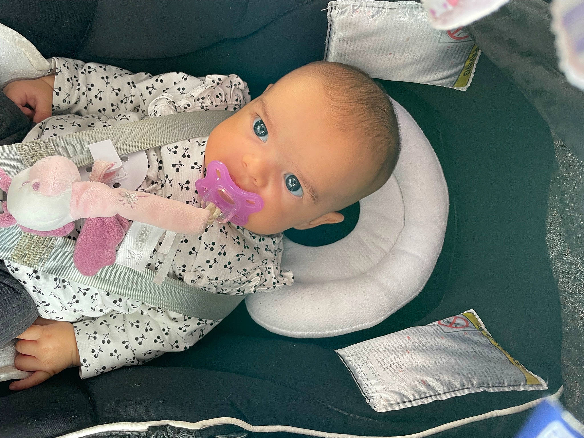 Mylla participe au concours pour gagner de l'argent avec cette photo : arm, baby, baby_products, baby_toddler_clothing, child, comfort, event, human_leg, linens, nail, pattern, person, room, sitting, sleeve, smile, sock, thigh, thumb, toddler