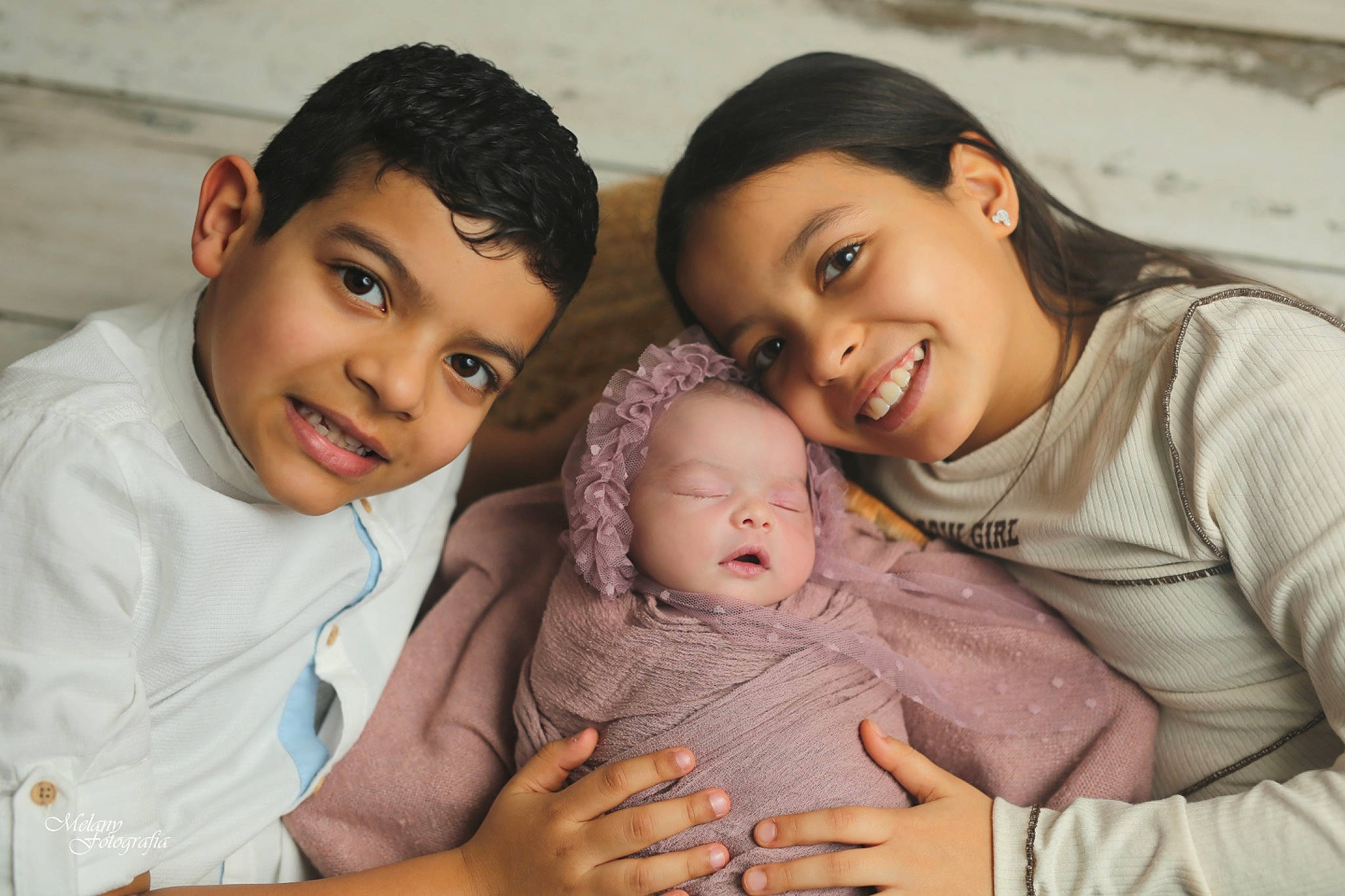 Mylla a rejoint le concours — aidez-le/la à gagner de superbes lots ! black, cheek, comfort, eye, facial_expression, gesture, hairstyle, happy, head, human, interaction, iris, joy, mammal, mouth, nose, organ, person, product, skin