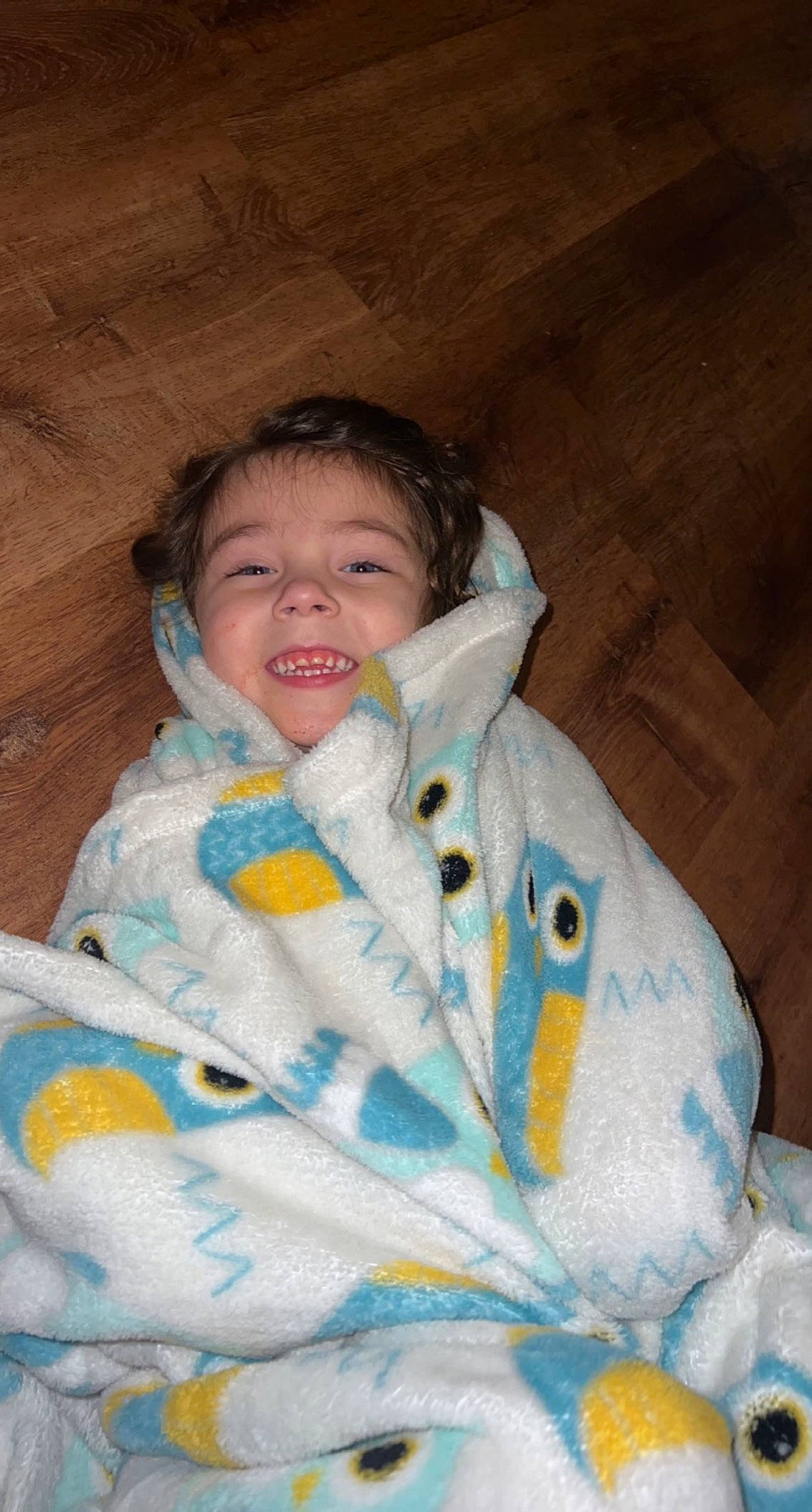 Alaia is registered to the contest to win money with this photo: baby, baby_products, baby_toddler_clothing, blanket, cheek, child, comfort, fur, happy, iris, linens, nose, outerwear, person, room, skin, sleeve, smile, toddler, wood