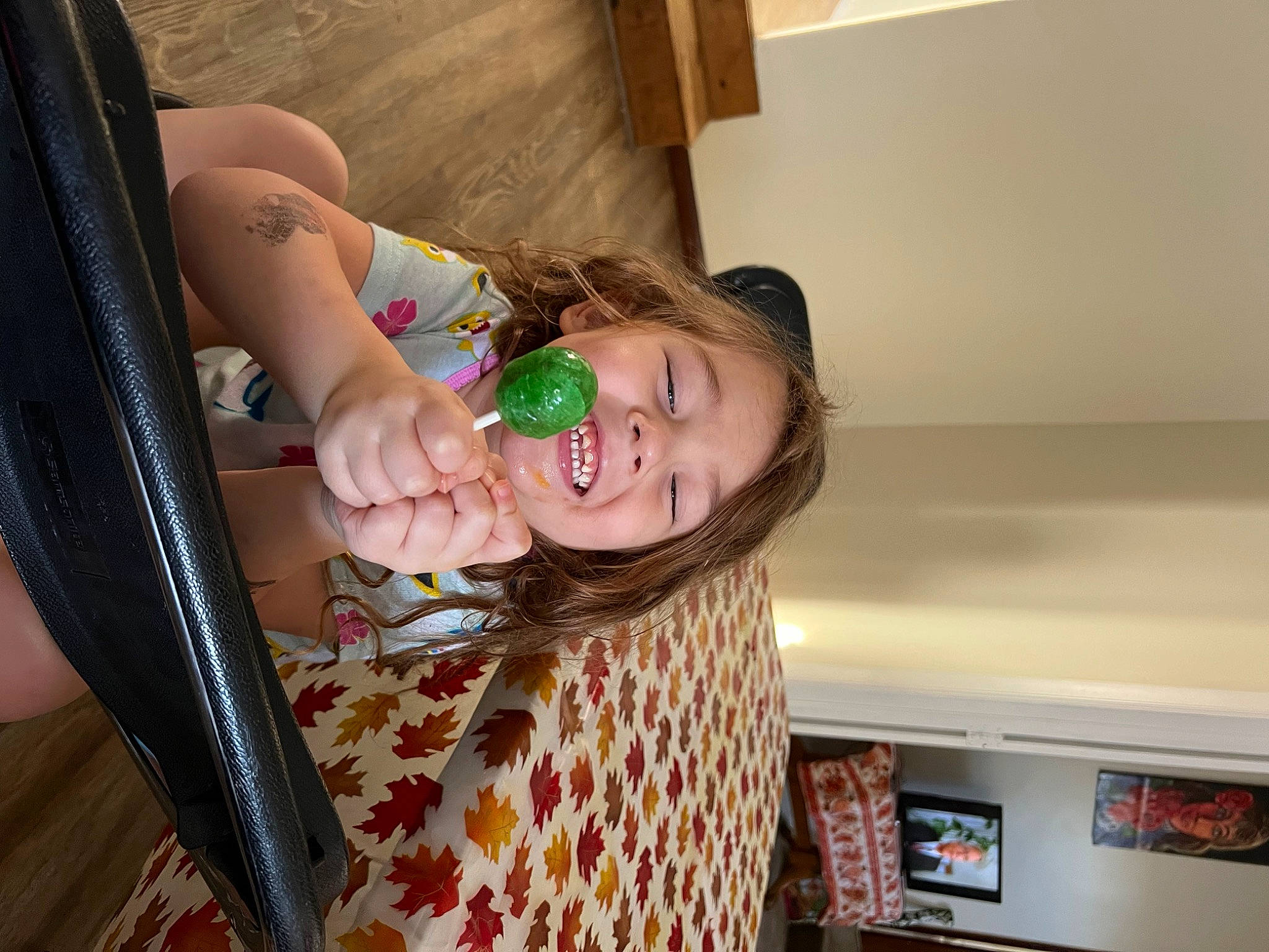 Alaia is registered to the contest to win money with this photo: baby, baby_laughing, baby_products, baby_toddler_clothing, chair, child, comfort, eye, finger, fun, happy, human_body, leg, mouth, nail, person, room, smile, sunglasses, thumb