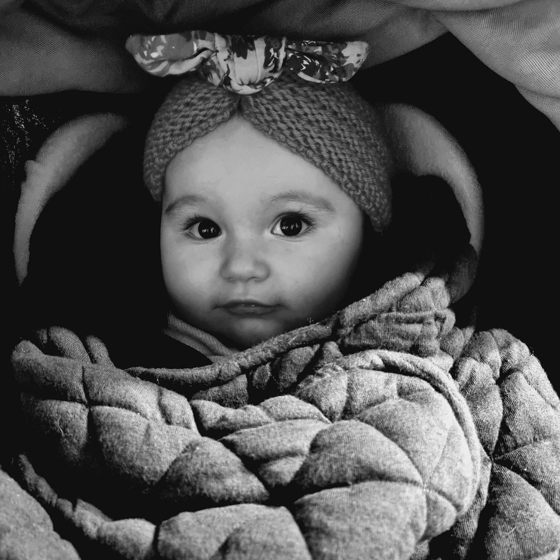 Rachel a rejoint le concours — aidez-le/la à gagner de superbes lots ! baby, black, black_and_white, cap, comfort, cool, eye, face, facial_expression, flash_photography, happy, head, headgear, iris, organ, person, photograph, skin, style, textile
