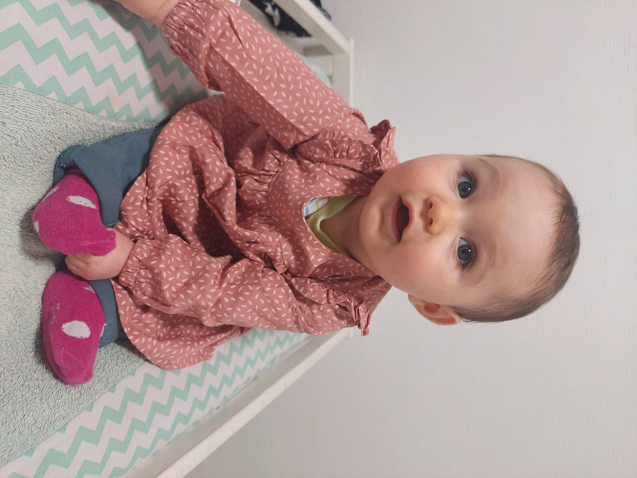 Rachel participe au concours pour gagner de l'argent avec cette photo : baby, baby_products, baby_toddler_clothing, cheek, child, face, fashion_accessory, flooring, headgear, lip, magenta, nail, nose, pattern, person, pink, skin, sleeve, surprise, toddler