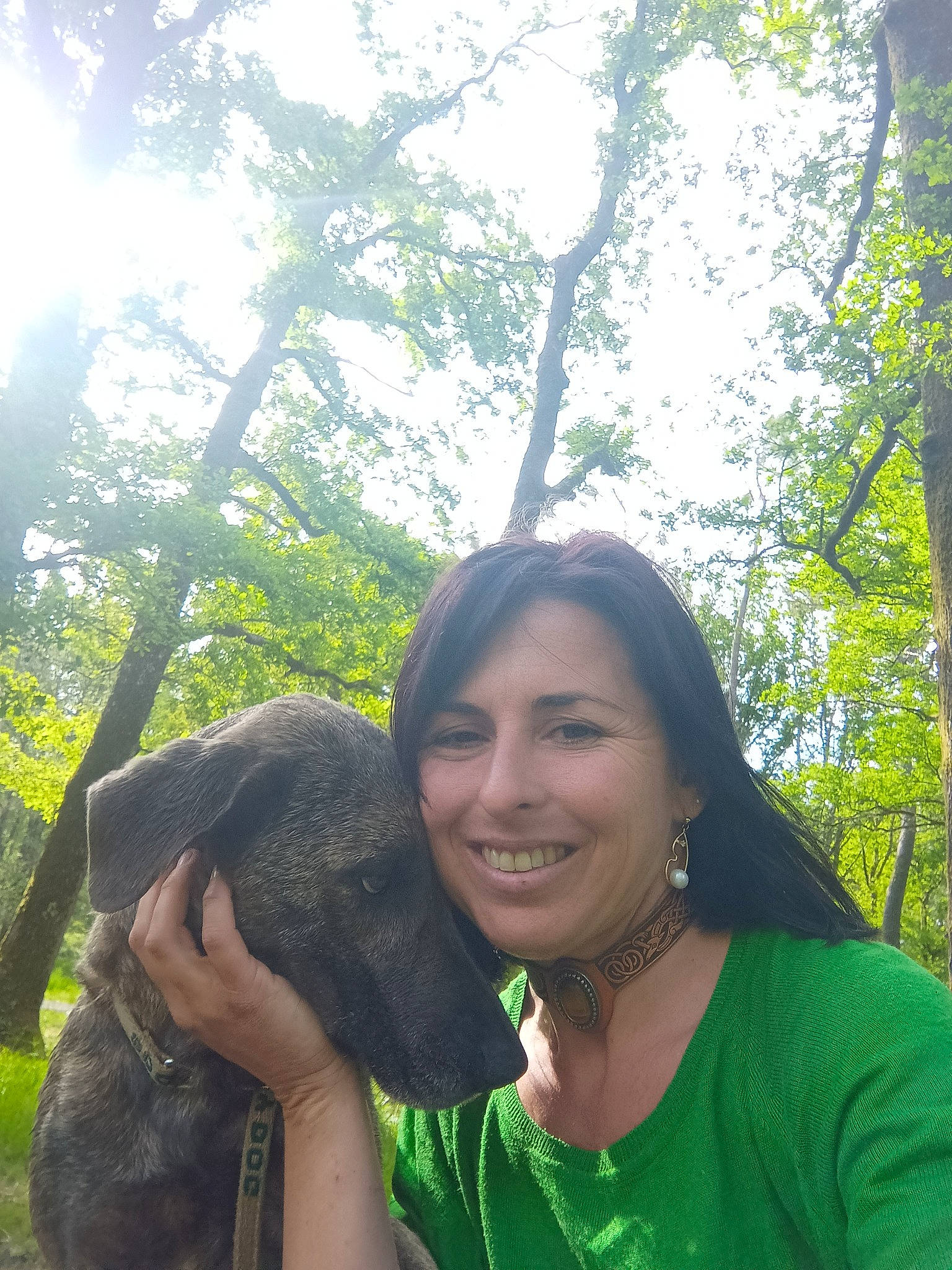 Piwi participe au concours pour gagner de l'argent avec cette photo : elephant, forest, fun, gesture, grass, happy, jewellery, jungle, leisure, natural_environment, people_in_nature, recreation, sky, smile, t_shirt, terrestrial_animal, travel, tree, wilderness, working_animal