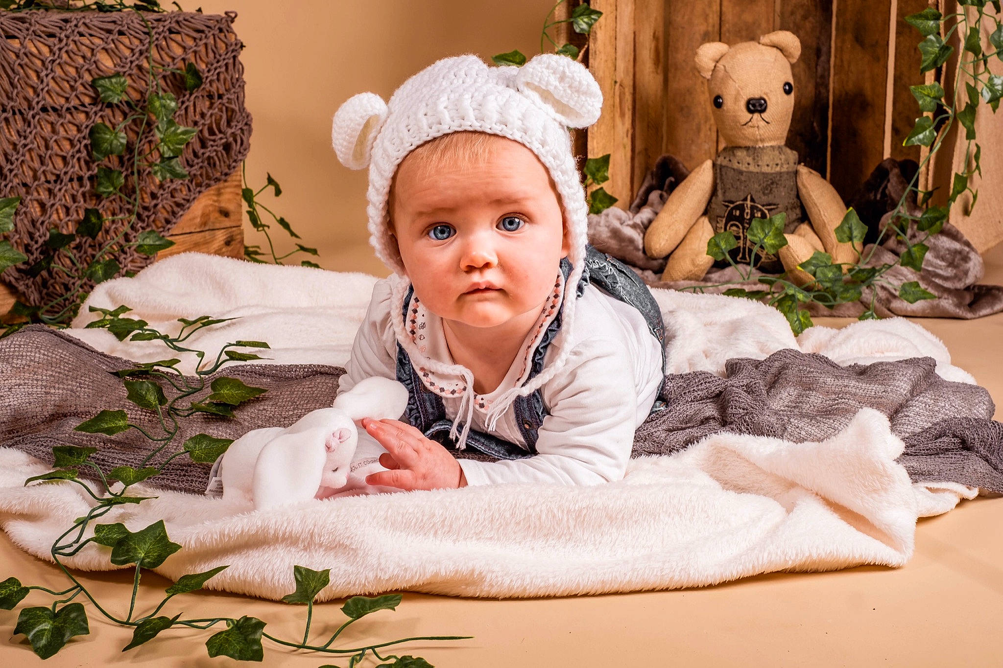 Faustine a rejoint le concours — aidez-le/la à gagner de superbes lots ! baby, baby_toddler_clothing, beanie, bear, bonnet, comfort, costume_accessory, craft, headband, headwear, houseplant, linens, person, plush, stuffed_toy, teddy_bear, textile, toy, wool