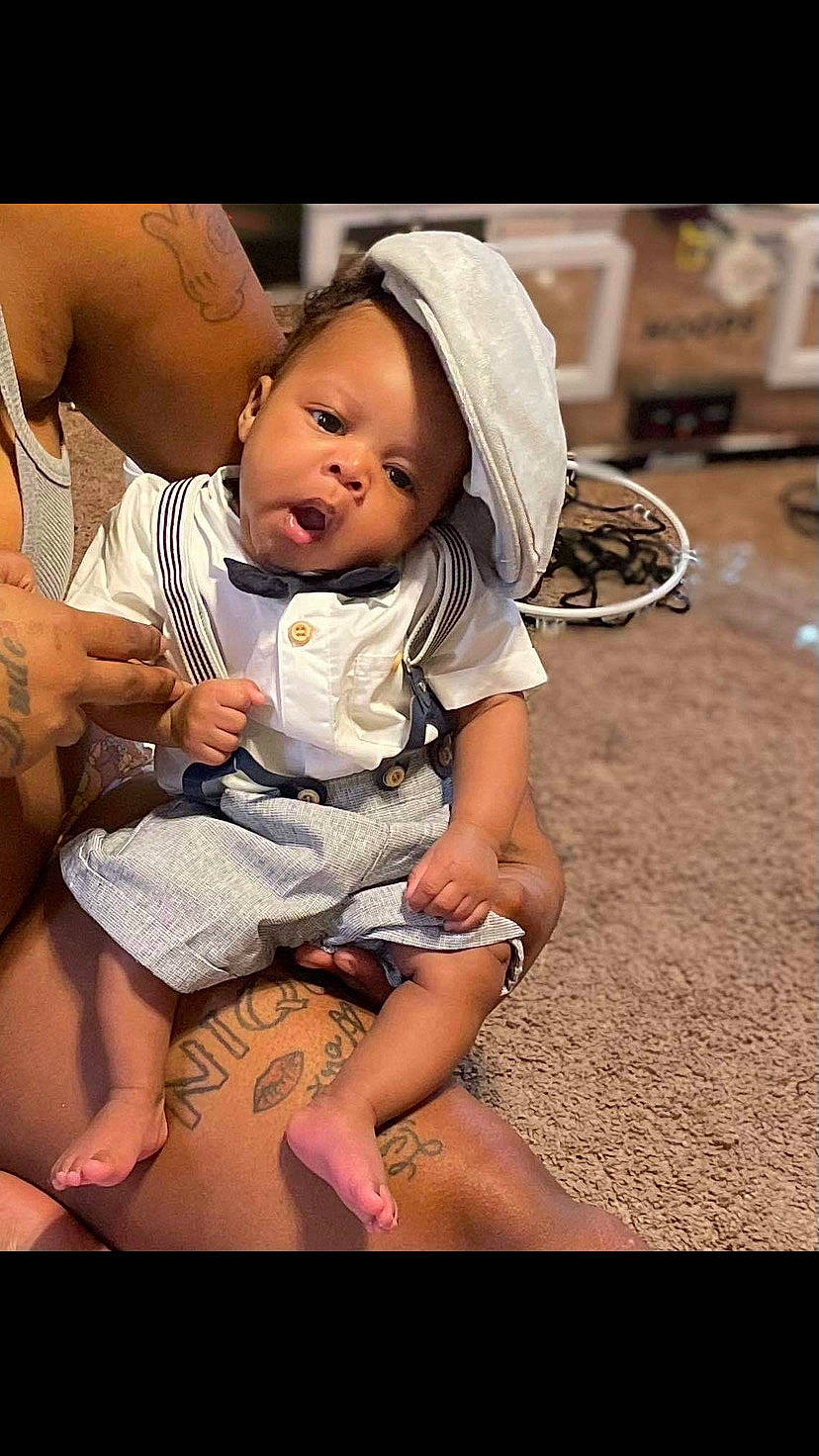 Makhy is registered to the contest to win money with this photo: abdomen, baby, baby_toddler_clothing, barefoot, child, flash_photography, foot, fun, gesture, happy, hat, human_leg, jewellery, person, sandal, sitting, skin, smile, stock_photography, thigh