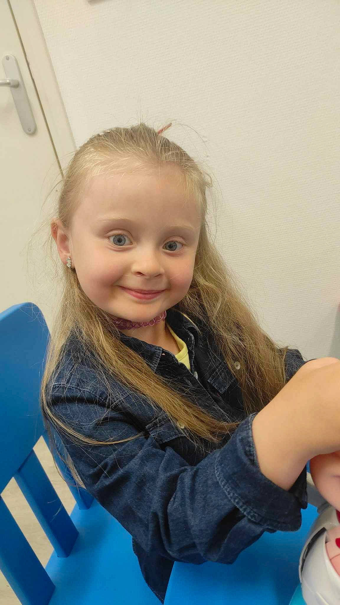 Maïssa a rejoint le concours — aidez-le/la à gagner de superbes lots ! blond, chair, cheek, chin, elbow, electric_blue, eyebrow, eyelash, facial_expression, finger, fun, gesture, hair, hand, happy, iris, joy, person, skin, sleeve