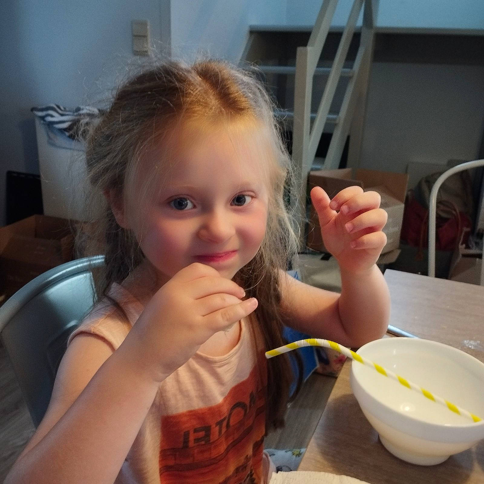 Maïssa participe au concours pour gagner de l'argent avec cette photo : chair, comfort_food, cooking, cuisine, dish, dishware, drinkware, finger, food, gesture, happy, ingredient, joy, mixing_bowl, person, recipe, smile, spoon, table, tableware