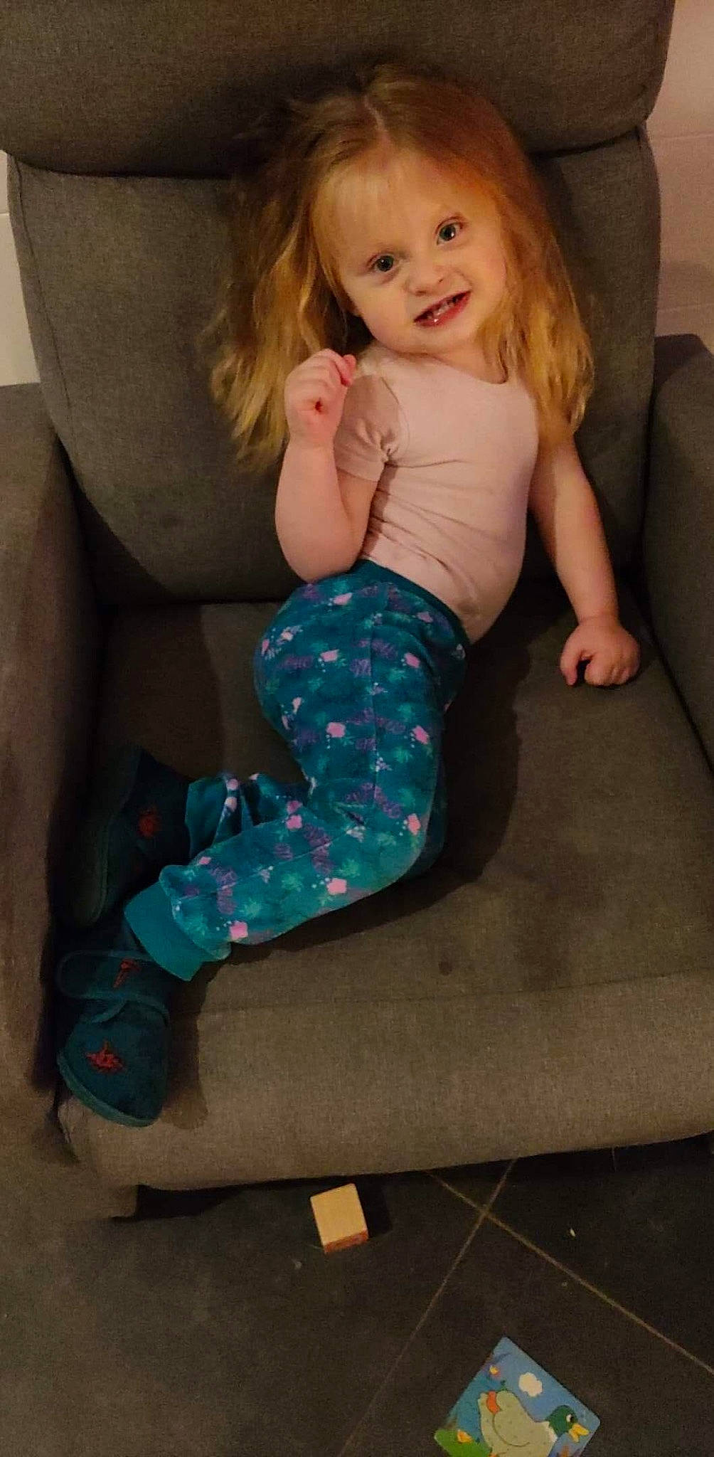 Maïssa participe au concours pour gagner de l'argent avec cette photo : ankle, baby, baby_toddler_clothing, blond, brown_hair, car_seat, child, child_model, comfort, finger, human, lap, living_room, person, sitting, sock, thumb, toddler, tongue