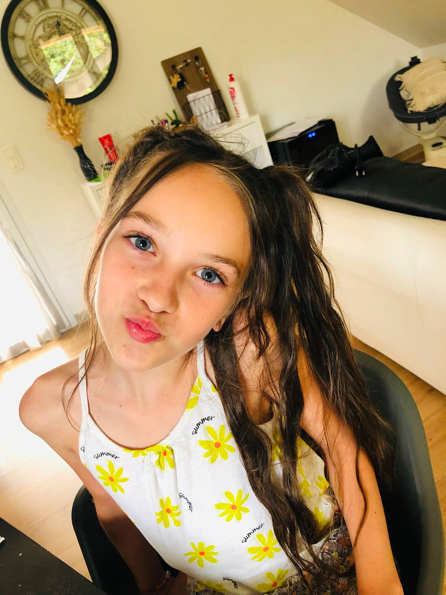 Zoé a rejoint le concours — aidez-le/la à gagner de superbes lots ! arm, beauty, black_hair, blond, chair, eyebrow, eyelash, fashion_design, flash_photography, gesture, hair, hairstyle, happy, human_leg, lip, long_hair, neck, person, skin, thigh