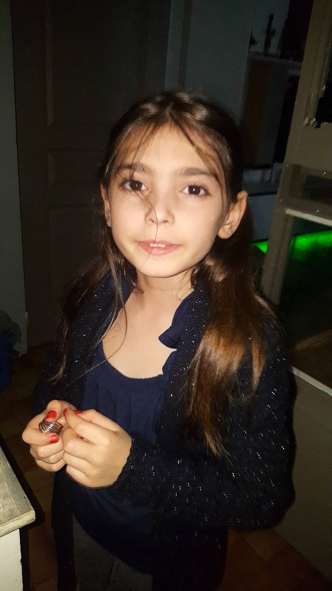 Louna participe au concours pour gagner de l'argent avec cette photo : beauty, brown_hair, face, fun, hair, hairstyle, jaw, lady, lip, long_hair, person, smile