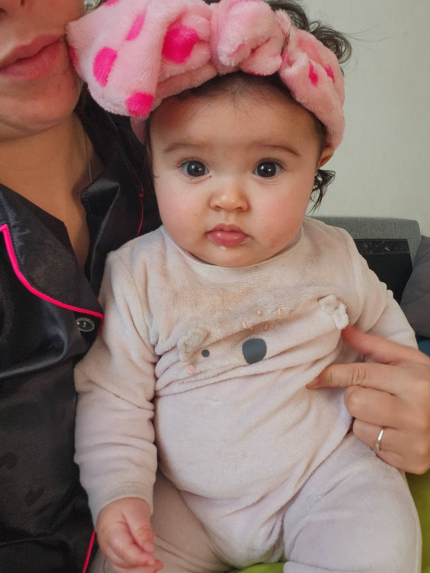 Kamélya a rejoint le concours — aidez-le/la à gagner de superbes lots ! adult, baby, child, clothing, cozy, cute, expression, eyes, face, hand, headband, indoor, infant, person, pink, pointing, polka_dots, portrait, sitting, soft