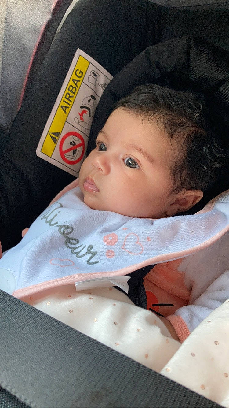 Maïly participe au concours pour gagner de l'argent avec cette photo : baby, baby_products, baby_toddler_clothing, carmine, cheek, child, chin, comfort, eyebrow, eyelash, fun, happy, hat, lip, nose, person, room, sitting, skin, sleeve