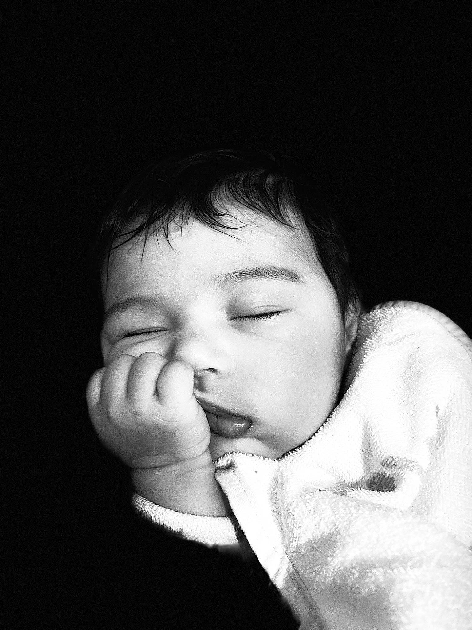 Maïly a rejoint le concours — aidez-le/la à gagner de superbes lots ! baby, cheek, child, ear, eye, eyelash, finger, flash_photography, gesture, hand, happy, jaw, lip, monochrome_photography, mouth, nail, neck, nose, person, skin