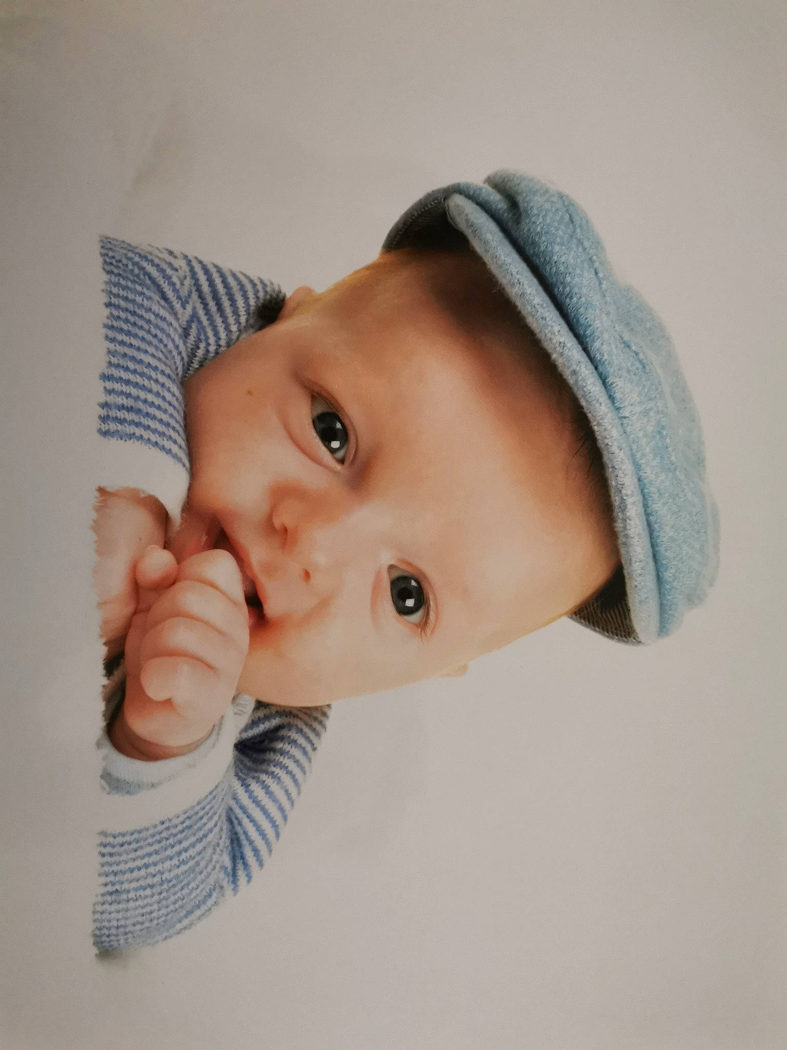 Thylian participe au concours pour gagner de l'argent avec cette photo : baby, baby_toddler_clothing, cap, cheek, child, chin, collar, comfort, eyebrow, eyelash, face, fashion_accessory, gesture, happy, iris, lip, nose, person, skin, sleeve