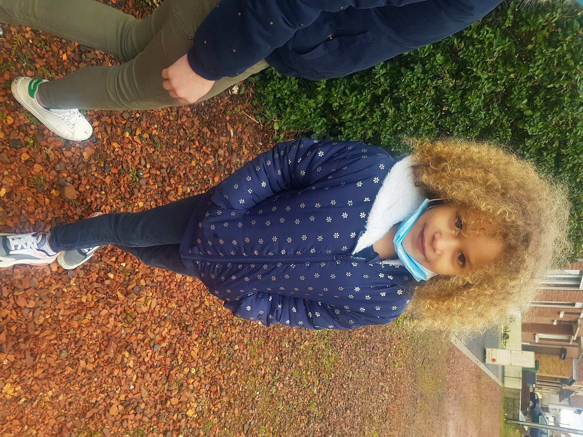 Dayana participe au concours pour gagner de l'argent avec cette photo : asphalt, clothing, denim, electric_blue, foot, fun, gesture, grass, human_leg, joy, leisure, pattern, people_in_nature, person, road_surface, shadow, shoe, smile, sneakers, soil