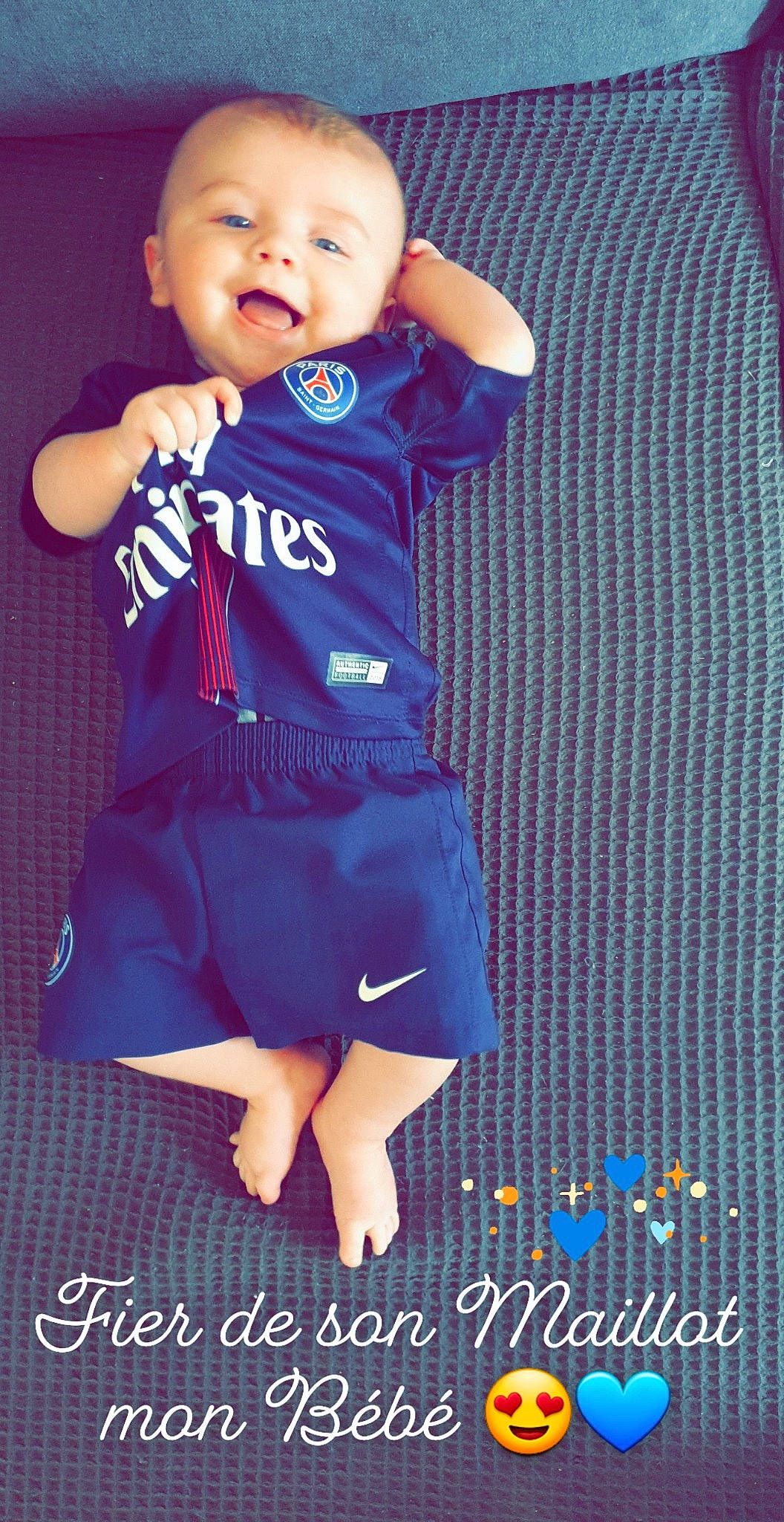 Hugo a rejoint le concours — aidez-le/la à gagner de superbes lots ! baby, baby_toddler_clothing, day_dress, denim, electric_blue, gesture, happy, human_leg, magenta, pattern, person, sleeve, smile, sock, sportswear, t_shirt, thigh, thumb, toddler, uniform