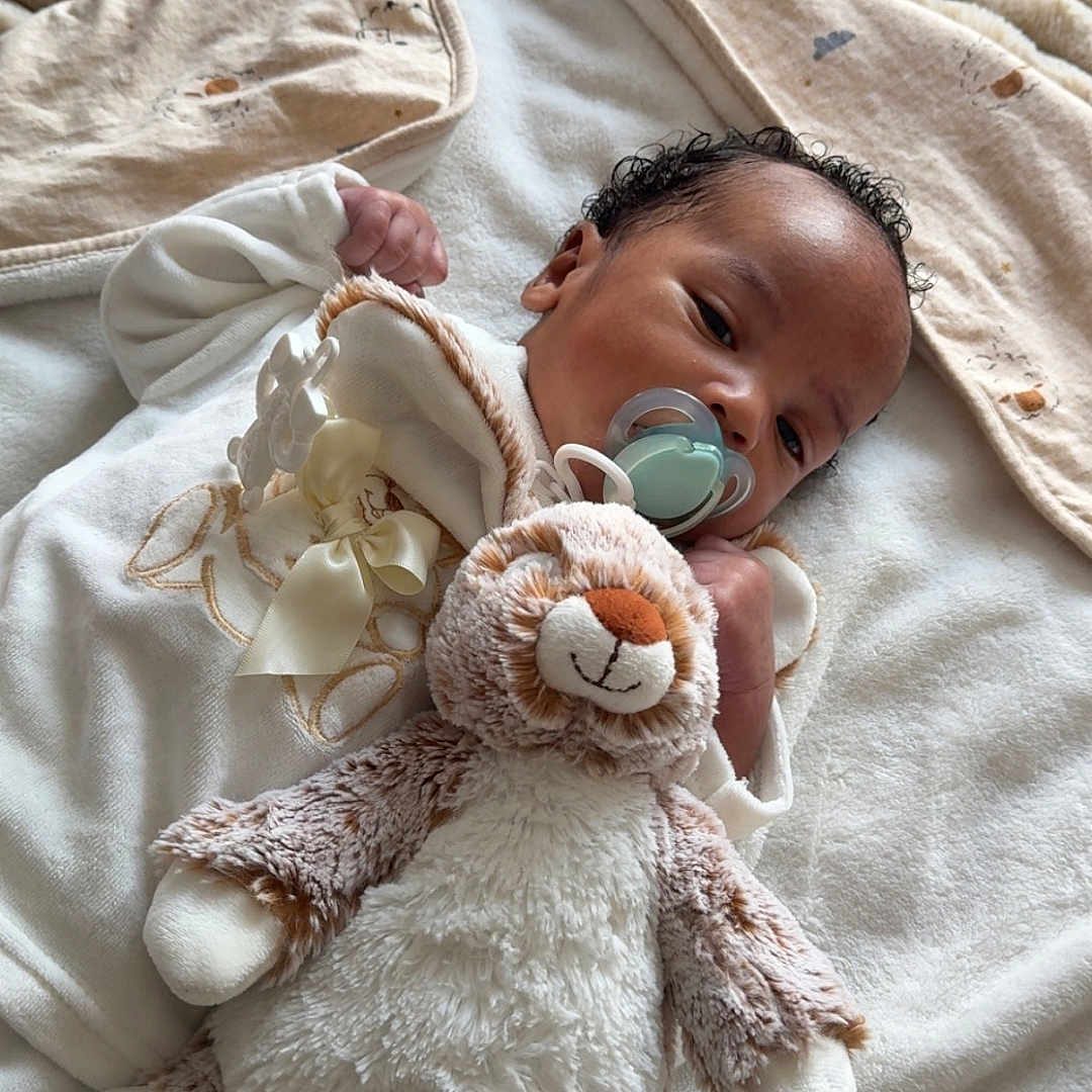 Djaymaël participe au concours pour gagner de l'argent avec cette photo : baby, blanket, child, comfort, cozy, cute, face, hand, head, indoors, infant, lying_down, pacifier, person, plush_toy, resting, sleepwear, soft_texture, stuffed_animal, young