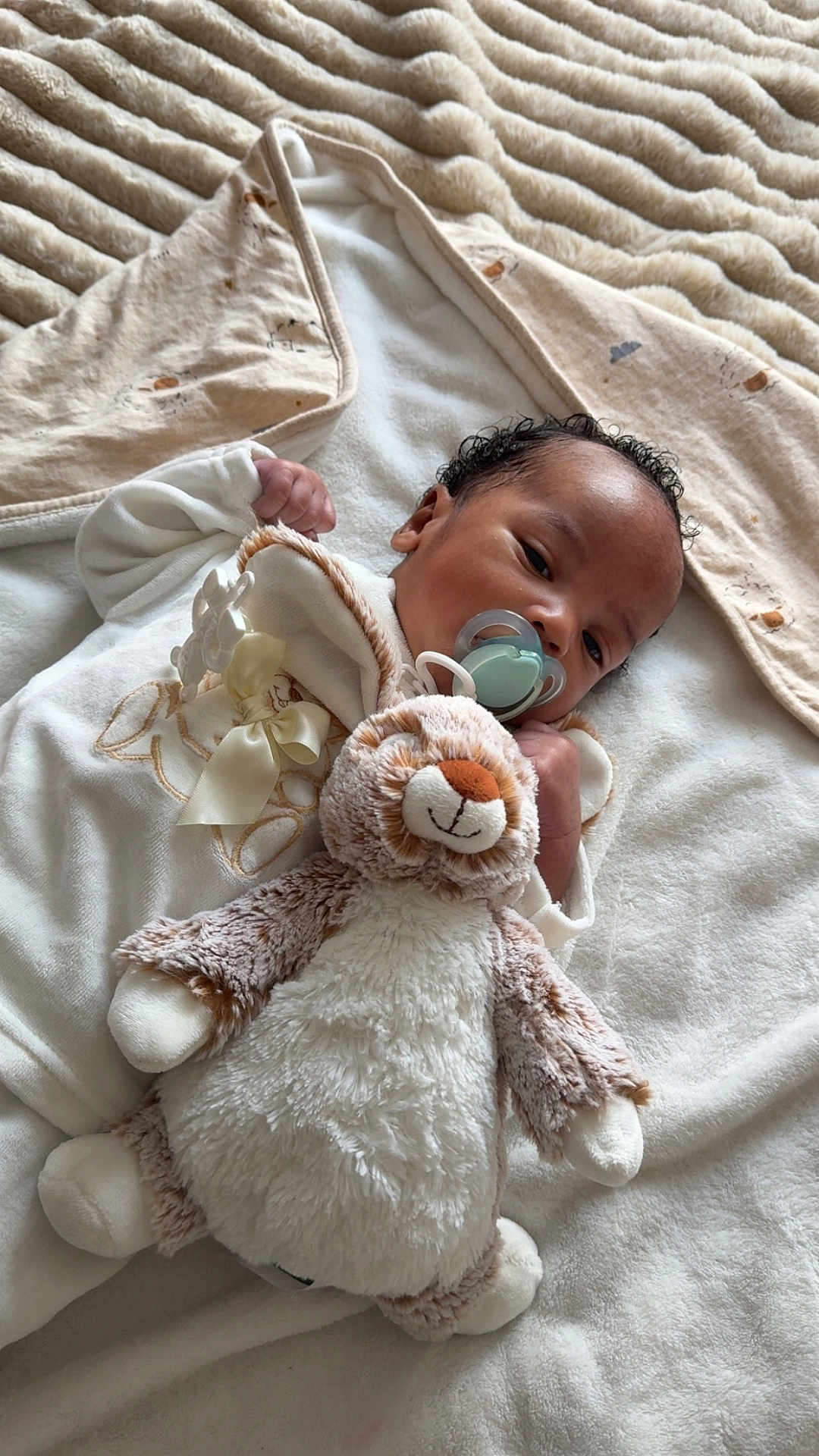 Djaymaël participe au concours pour gagner de l'argent avec cette photo : baby, blanket, child, comfort, cozy, cute, face, hand, head, indoors, infant, lying_down, pacifier, person, plush_toy, resting, sleepwear, soft_texture, stuffed_animal, young
