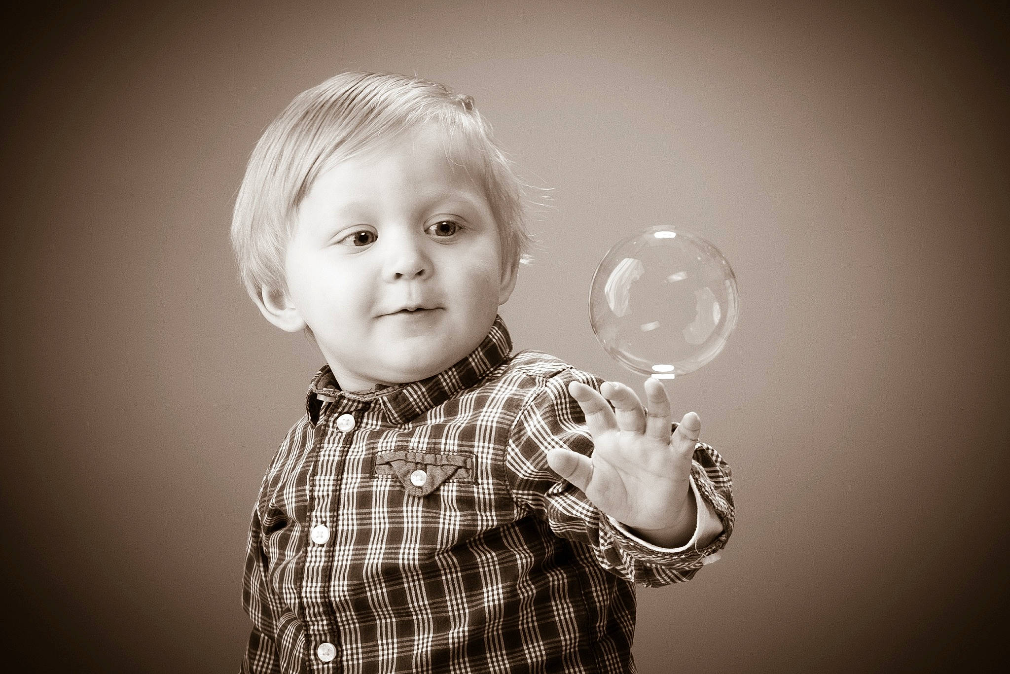 Ulysse participe au concours pour gagner de l'argent avec cette photo : art, balloon, black_and_white, child, circle, dress_shirt, eye, flash_photography, fun, gesture, happy, human_body, monochrome, monochrome_photography, pattern, person, plaid, sleeve, style, t_shirt