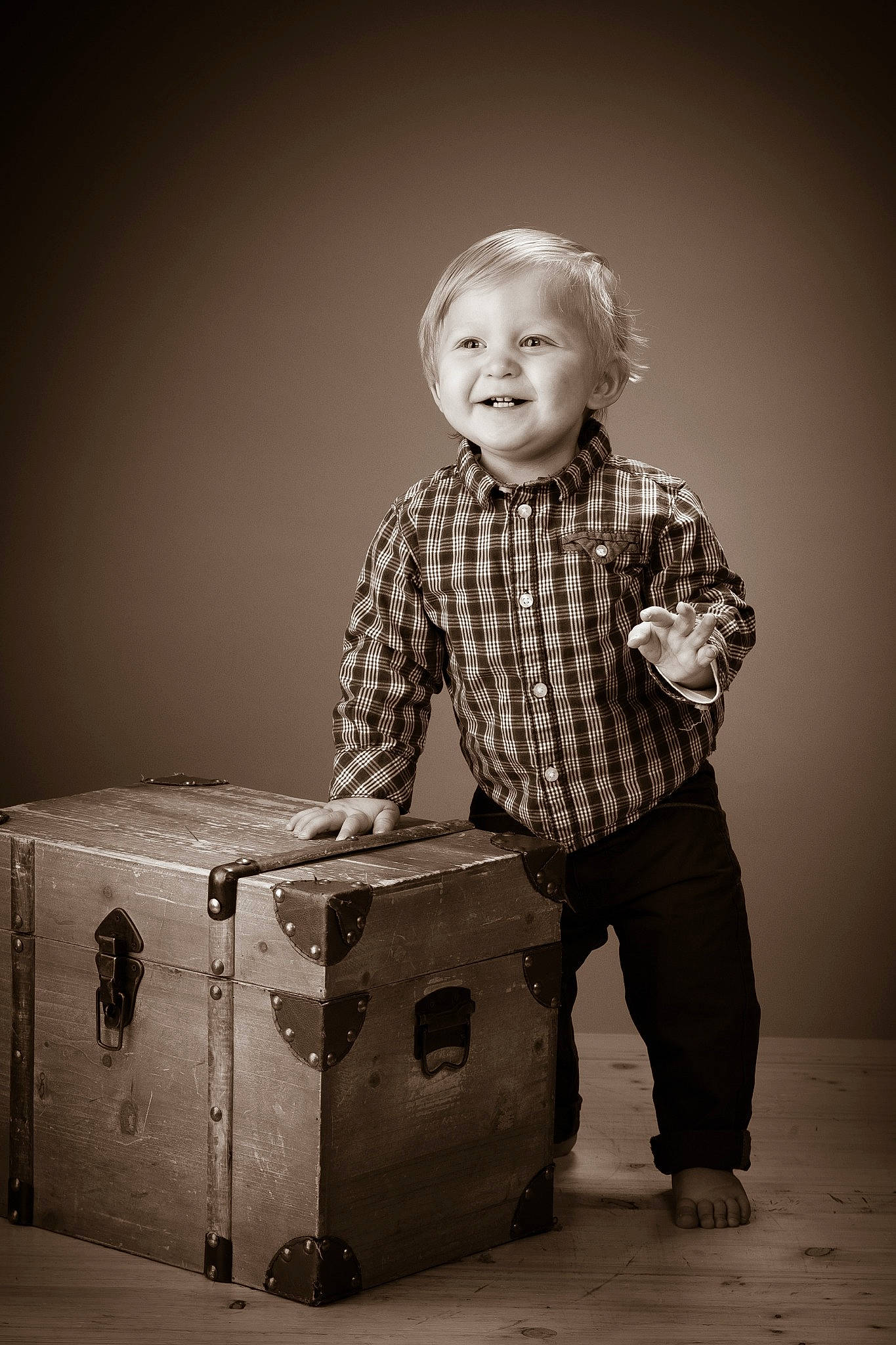 Ulysse a rejoint le concours — aidez-le/la à gagner de superbes lots ! baggage, box, carton, child, flash_photography, happy, joy, monochrome, monochrome_photography, package_delivery, pattern, person, portrait_photography, sitting, sleeve, smile, standing, stock_photography, style, toddler