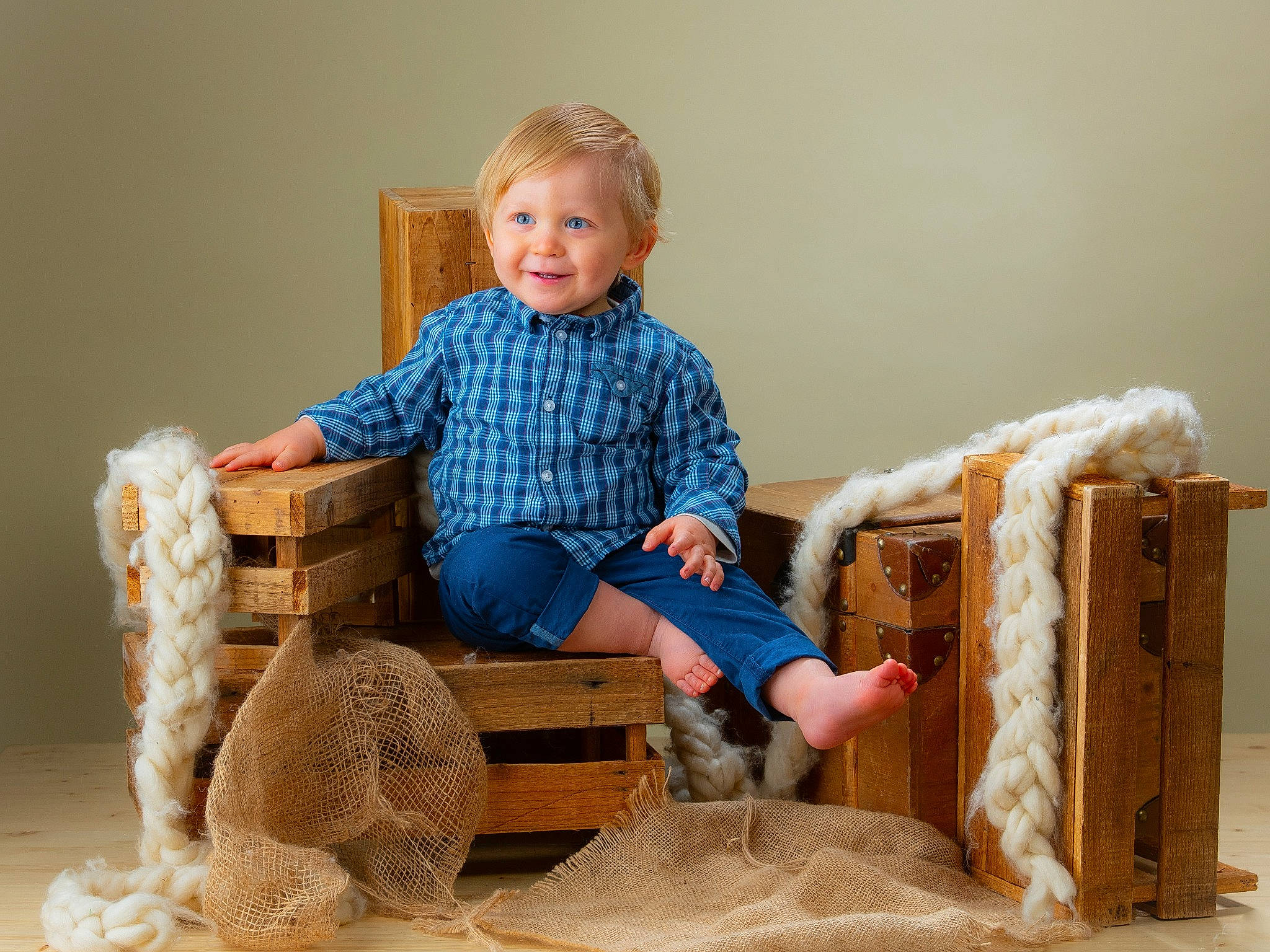 Ulysse participe au concours pour gagner de l'argent avec cette photo : art, baby_toddler_clothing, baby_toys, basket, box, chair, child, comfort, fun, home_accessories, joy, leisure, person, play, room, sitting, smile, storage_basket, toddler, toy