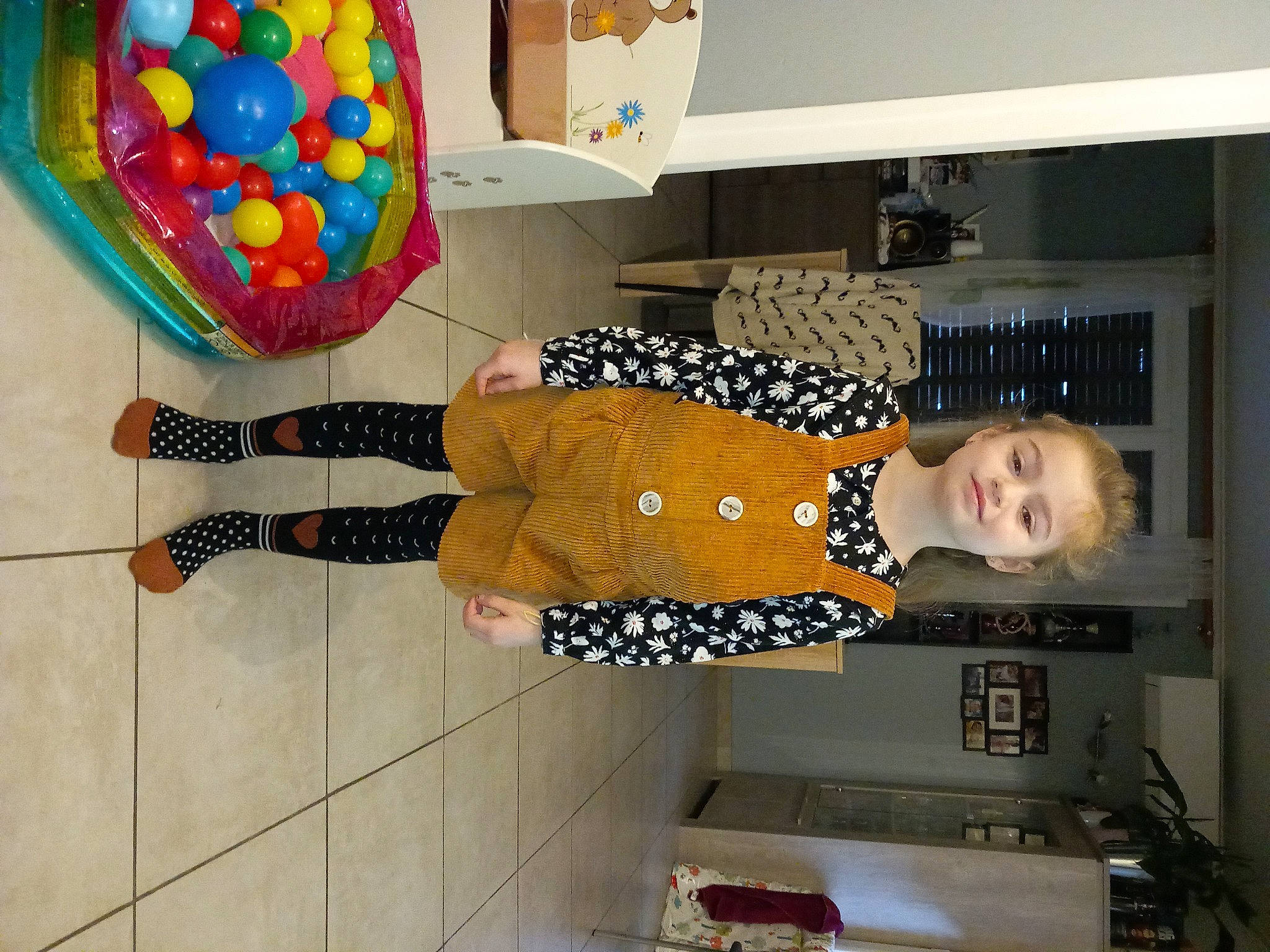 Lyna participe au concours pour gagner de l'argent avec cette photo : balloon, child, flooring, fun, happy, party_supply, pattern, person, room, shelf, shelving, smile, sweetness, t_shirt, thigh, toy, visual_arts